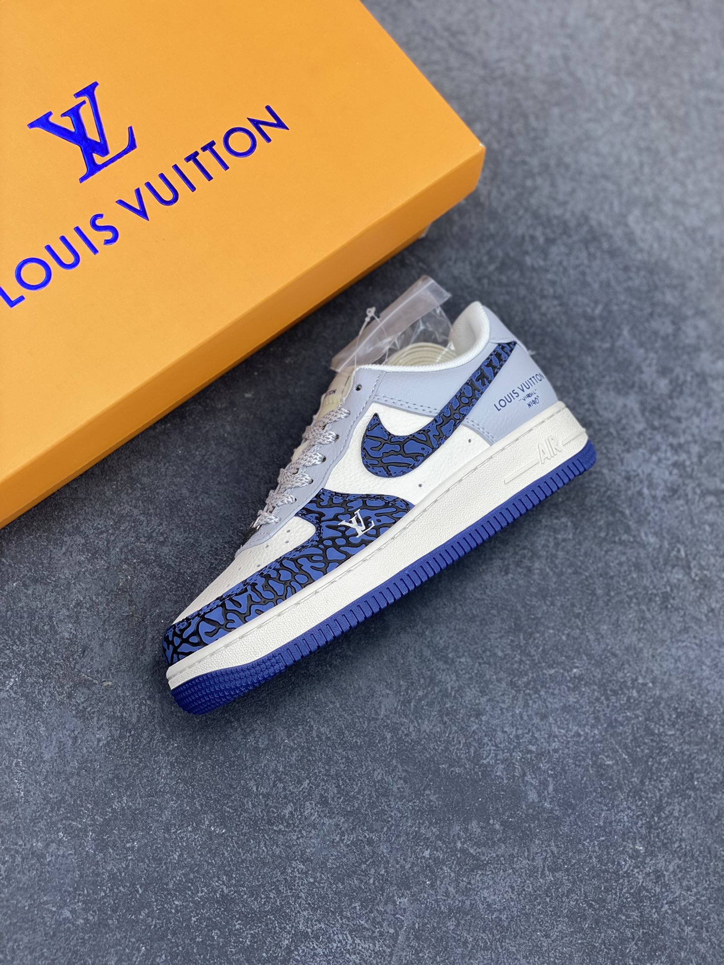 图片[7]-NIke Air Force 1 \’07 Low “LV联名——蓝石纹”空军一号 低帮 运动鞋 休闲鞋 折边针车 工艺难度大 原楦头原纸板 原装鞋盒 定制五金配件 内置全掌气垫 原厂鞋底 货号：JJ2508-701 尺码：36 36.5 37.5 38 38.5 39 40 40.5 41 42 42.5 43 44 44.5 45-选品中心