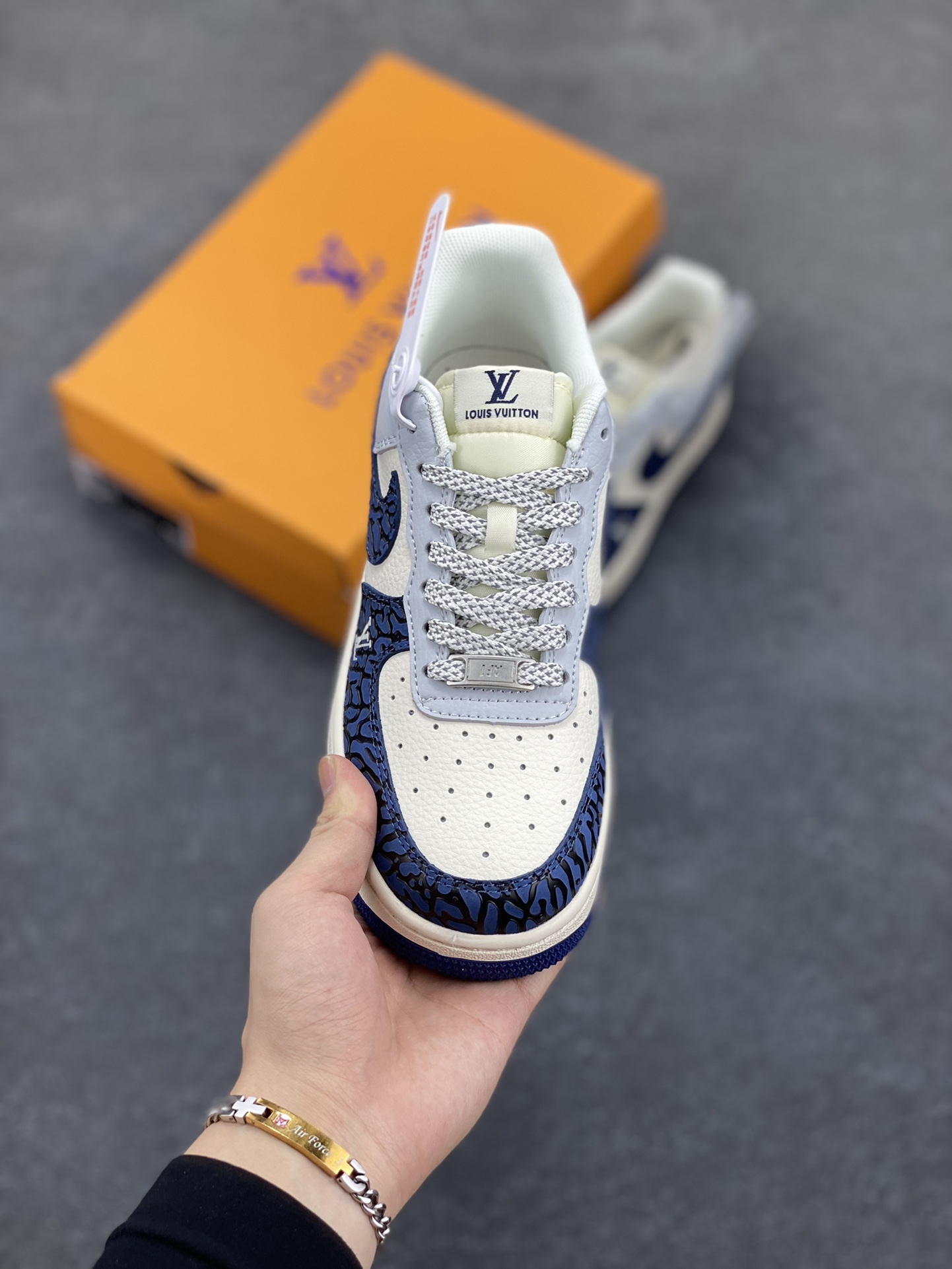 图片[2]-NIke Air Force 1 \’07 Low “LV联名——蓝石纹”空军一号 低帮 运动鞋 休闲鞋 折边针车 工艺难度大 原楦头原纸板 原装鞋盒 定制五金配件 内置全掌气垫 原厂鞋底 货号：JJ2508-701 尺码：36 36.5 37.5 38 38.5 39 40 40.5 41 42 42.5 43 44 44.5 45-选品中心