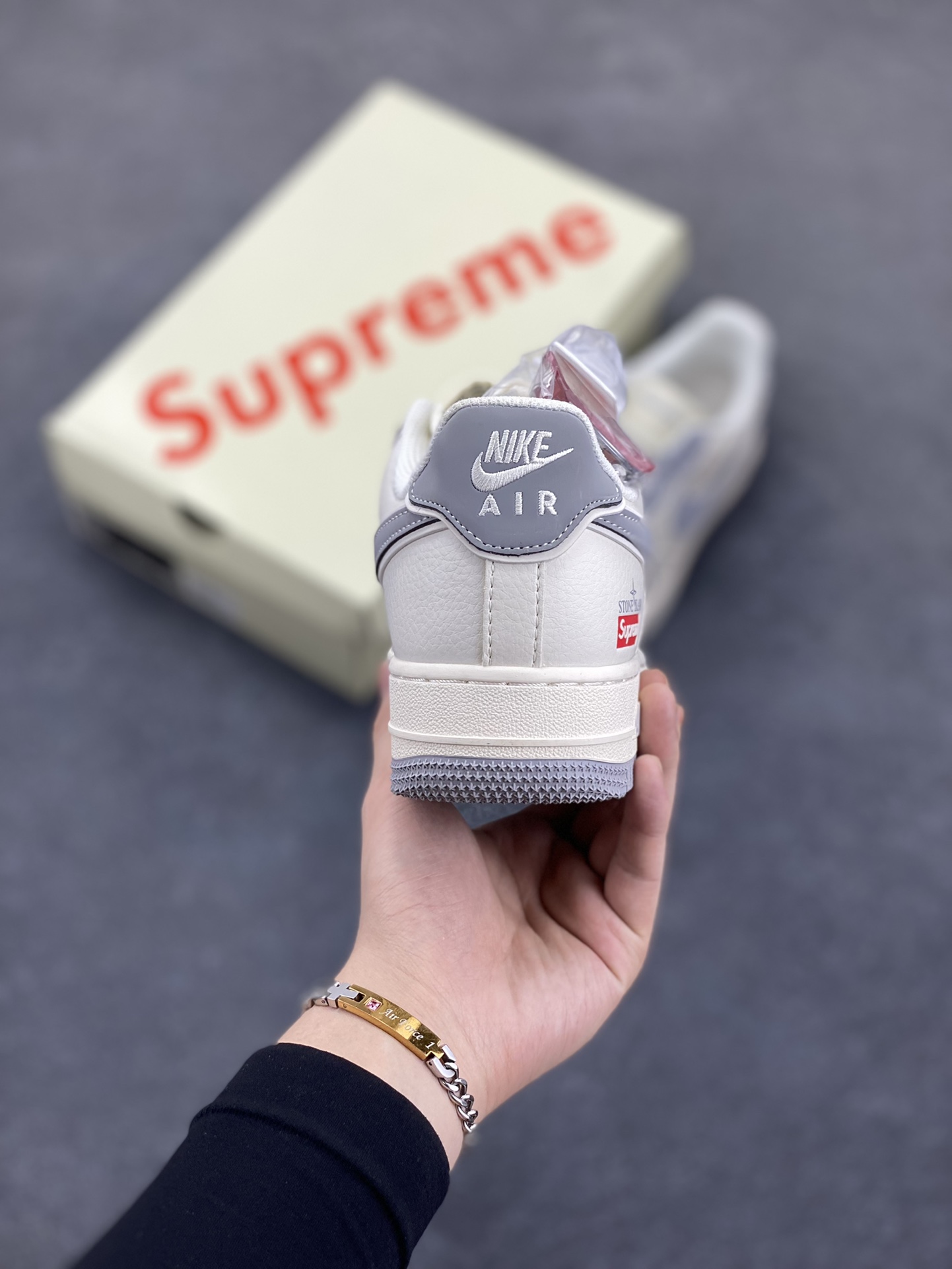 图片[4]-NIke Air Force 1 \’07 Low “石头岛Supreme联名——米白星灰”空军一号 低帮 运动鞋 休闲鞋 折边针车 工艺难度大 原楦头原纸板 原装鞋盒 定制五金配件 内置全掌气垫 原厂鞋底 货号：BB1616-303 尺码：36 36.5 37.5 38 38.5 39 40 40.5 41 42 42.5 43 44 44.5 45-选品中心