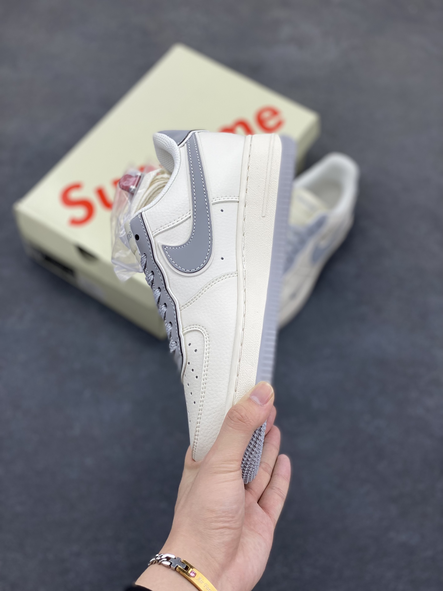 图片[3]-NIke Air Force 1 \’07 Low “石头岛Supreme联名——米白星灰”空军一号 低帮 运动鞋 休闲鞋 折边针车 工艺难度大 原楦头原纸板 原装鞋盒 定制五金配件 内置全掌气垫 原厂鞋底 货号：BB1616-303 尺码：36 36.5 37.5 38 38.5 39 40 40.5 41 42 42.5 43 44 44.5 45-选品中心