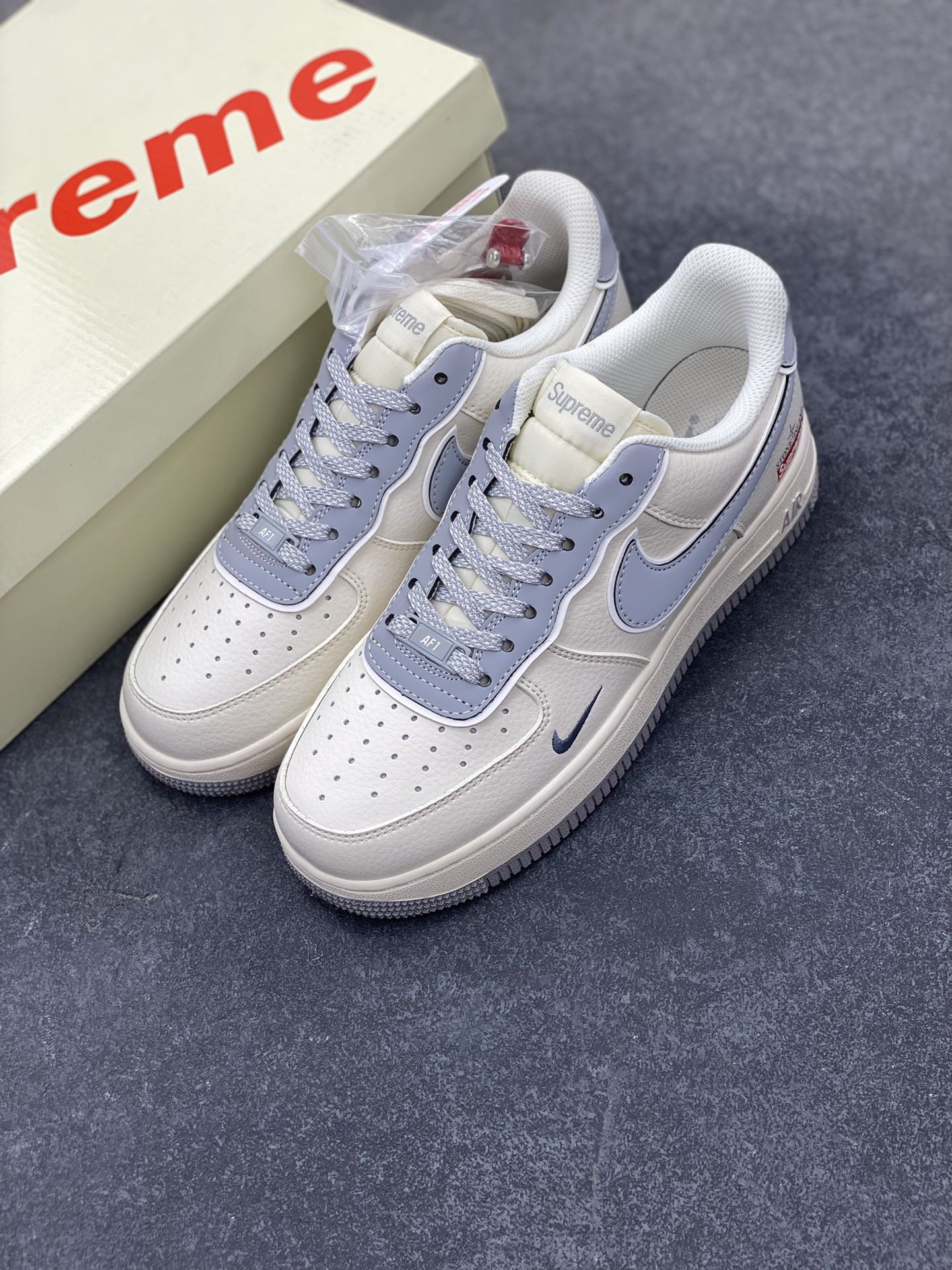 图片[8]-NIke Air Force 1 \’07 Low “石头岛Supreme联名——米白星灰”空军一号 低帮 运动鞋 休闲鞋 折边针车 工艺难度大 原楦头原纸板 原装鞋盒 定制五金配件 内置全掌气垫 原厂鞋底 货号：BB1616-303 尺码：36 36.5 37.5 38 38.5 39 40 40.5 41 42 42.5 43 44 44.5 45-选品中心