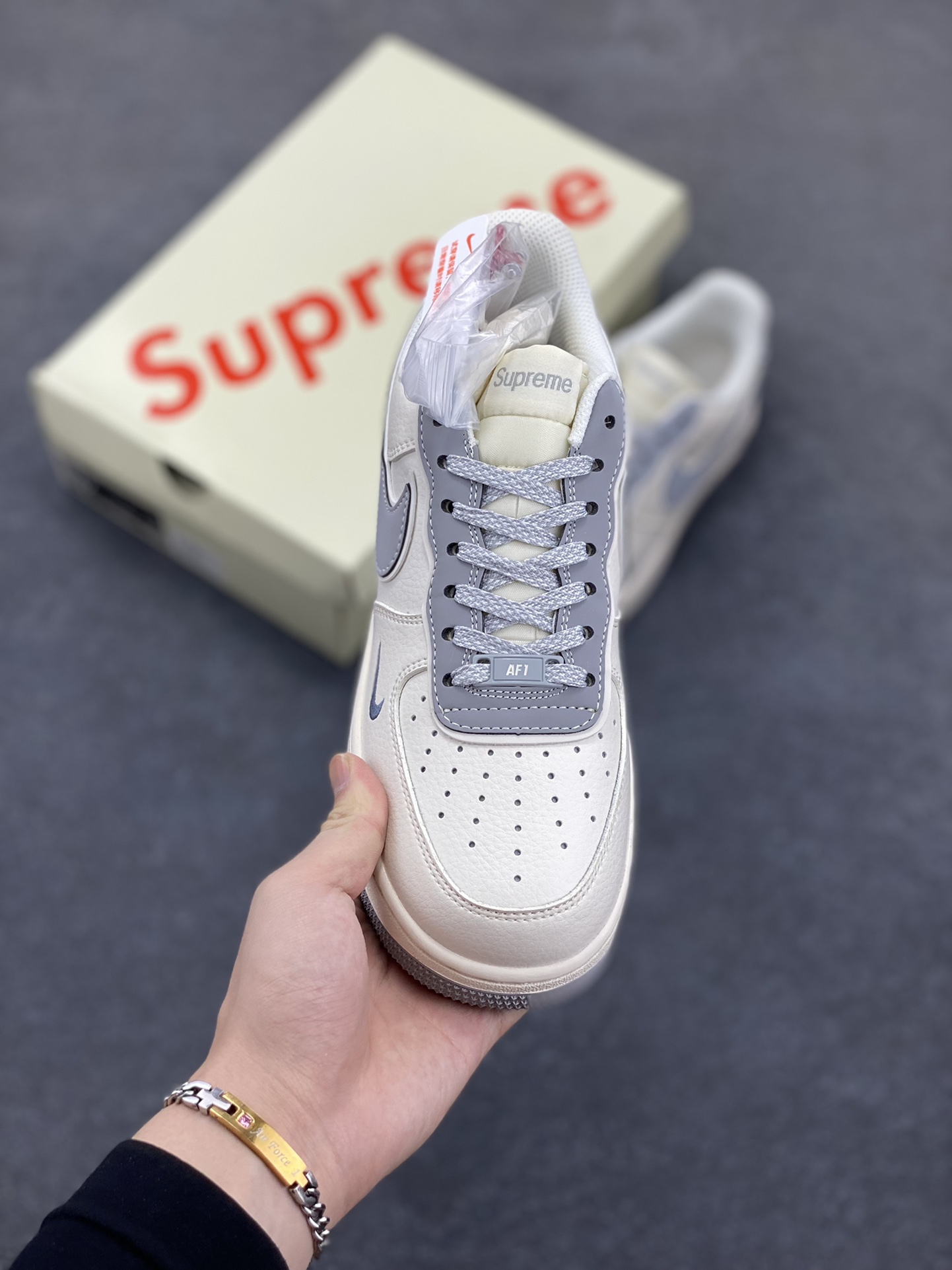 图片[2]-NIke Air Force 1 \’07 Low “石头岛Supreme联名——米白星灰”空军一号 低帮 运动鞋 休闲鞋 折边针车 工艺难度大 原楦头原纸板 原装鞋盒 定制五金配件 内置全掌气垫 原厂鞋底 货号：BB1616-303 尺码：36 36.5 37.5 38 38.5 39 40 40.5 41 42 42.5 43 44 44.5 45-选品中心