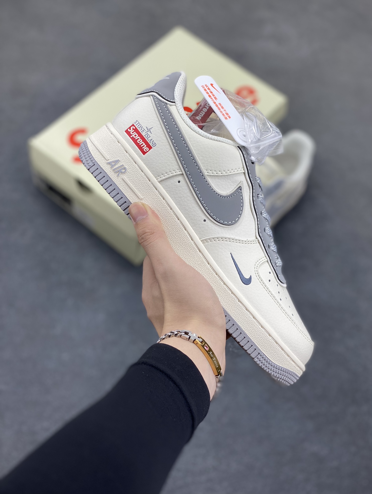 NIke Air Force 1 \'07 Low “石头岛Supreme联名——米白星灰”空军一号 低帮 运动鞋 休闲鞋 折边针车 工艺难度大 原楦头原纸板 原装鞋盒 定制五金配件 内置全掌气垫 原厂鞋底 货号：BB1616-303 尺码：36 36.5 37.5 38 38.5 39 40 40.5 41 42 42.5 43 44 44.5 45-选品中心