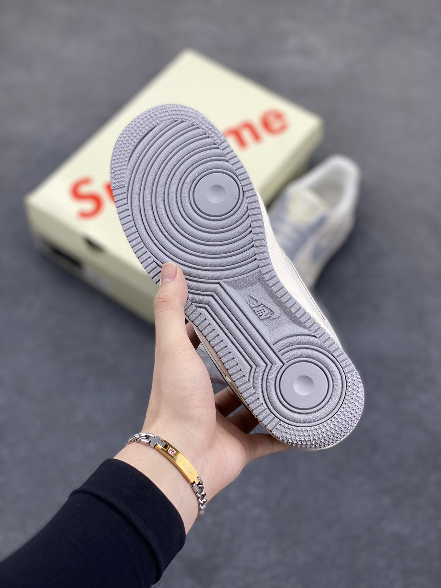 图片[5]-NIke Air Force 1 \’07 Low “石头岛Supreme联名——米白星灰”空军一号 低帮 运动鞋 休闲鞋 折边针车 工艺难度大 原楦头原纸板 原装鞋盒 定制五金配件 内置全掌气垫 原厂鞋底 货号：BB1616-303 尺码：36 36.5 37.5 38 38.5 39 40 40.5 41 42 42.5 43 44 44.5 45-选品中心