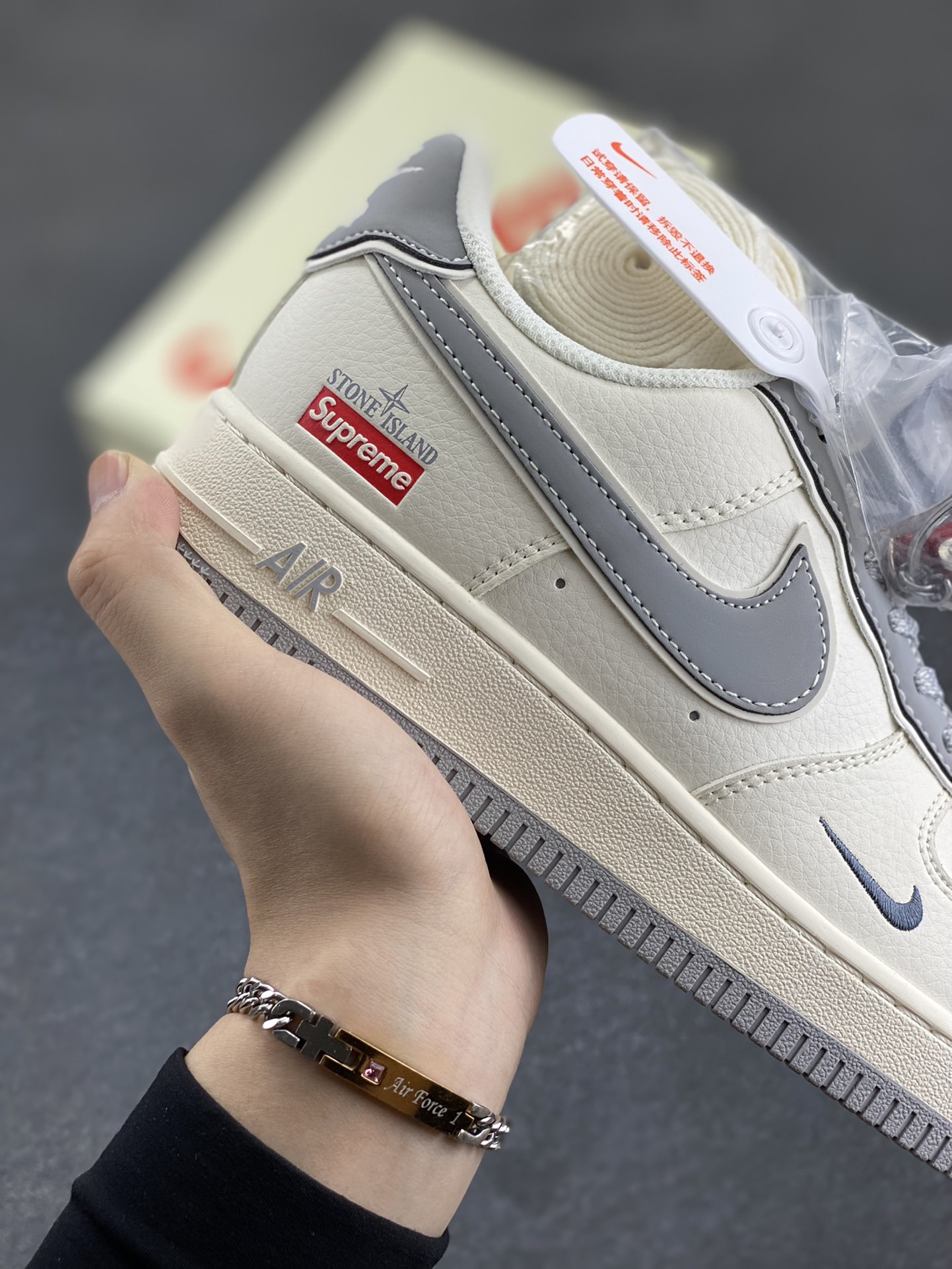 图片[6]-NIke Air Force 1 \’07 Low “石头岛Supreme联名——米白星灰”空军一号 低帮 运动鞋 休闲鞋 折边针车 工艺难度大 原楦头原纸板 原装鞋盒 定制五金配件 内置全掌气垫 原厂鞋底 货号：BB1616-303 尺码：36 36.5 37.5 38 38.5 39 40 40.5 41 42 42.5 43 44 44.5 45-选品中心