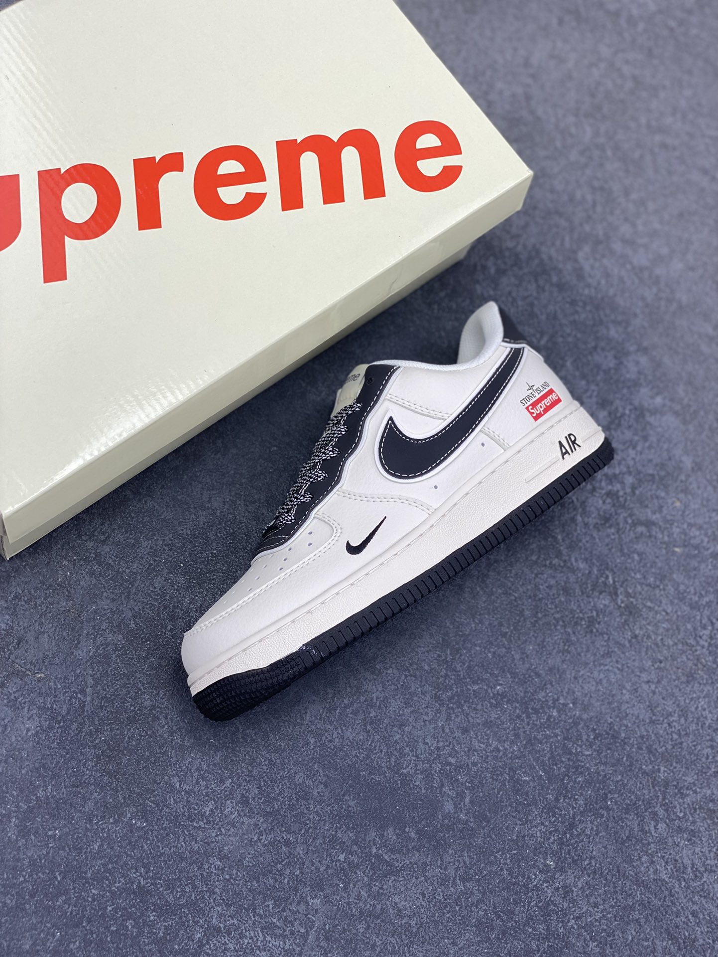 图片[7]-NIke Air Force 1 \’07 Low “石头岛Supreme联名–米白黑尾”空军一号 低帮 运动鞋 休闲鞋 折边针车 工艺难度大 原楦头原纸板 原装鞋盒 定制五金配件 内置全掌气垫 原厂鞋底 货号：BB1616-307 尺码：36 36.5 37.5 38 38.5 39 40 40.5 41 42 42.5 43 44 44.5 45-选品中心