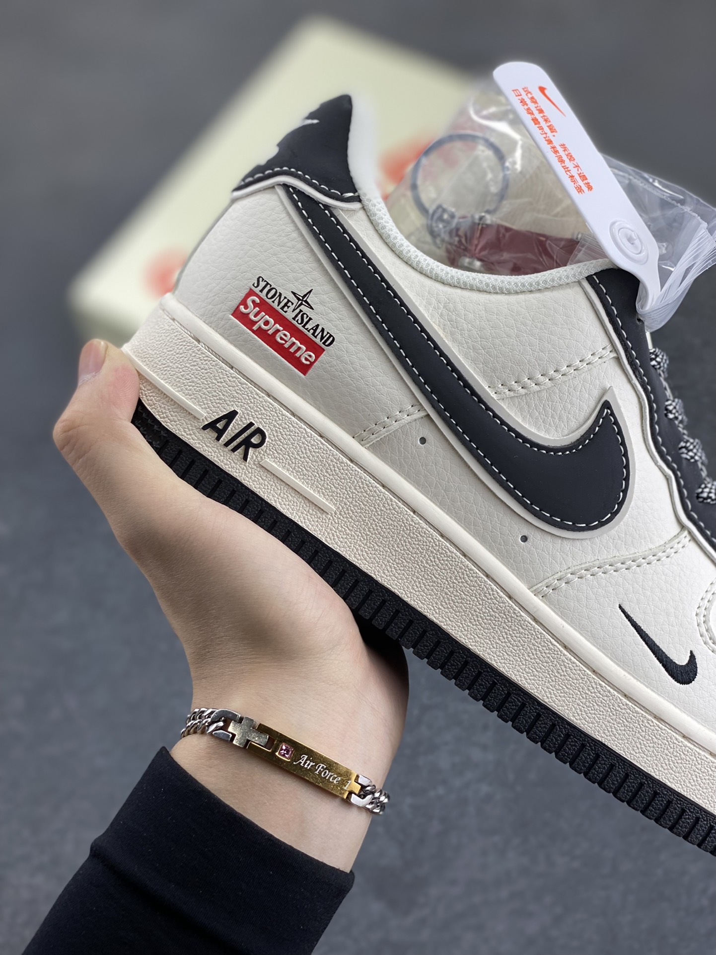 图片[6]-NIke Air Force 1 \’07 Low “石头岛Supreme联名–米白黑尾”空军一号 低帮 运动鞋 休闲鞋 折边针车 工艺难度大 原楦头原纸板 原装鞋盒 定制五金配件 内置全掌气垫 原厂鞋底 货号：BB1616-307 尺码：36 36.5 37.5 38 38.5 39 40 40.5 41 42 42.5 43 44 44.5 45-选品中心