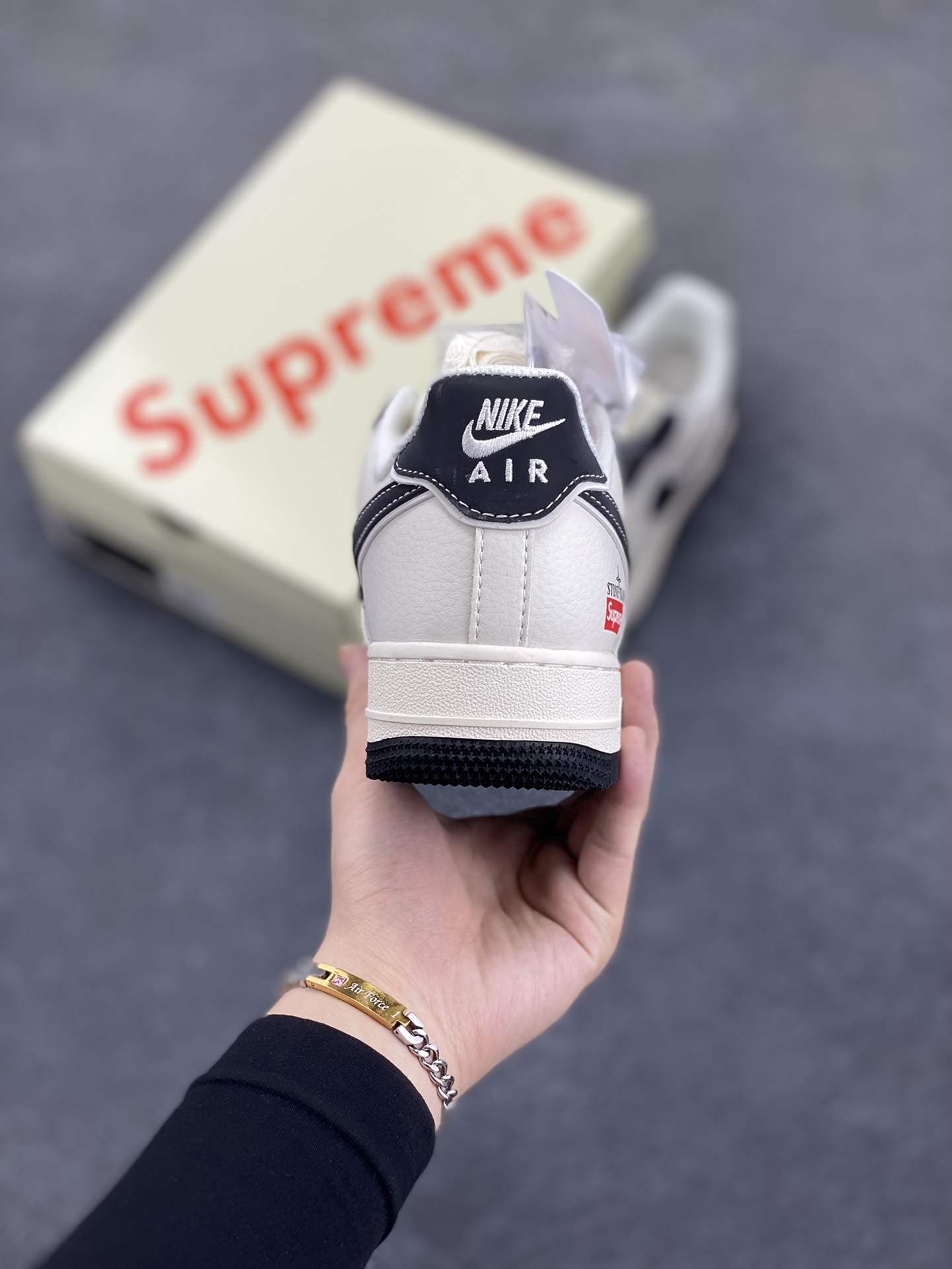 图片[4]-NIke Air Force 1 \’07 Low “石头岛Supreme联名–米白黑尾”空军一号 低帮 运动鞋 休闲鞋 折边针车 工艺难度大 原楦头原纸板 原装鞋盒 定制五金配件 内置全掌气垫 原厂鞋底 货号：BB1616-307 尺码：36 36.5 37.5 38 38.5 39 40 40.5 41 42 42.5 43 44 44.5 45-选品中心