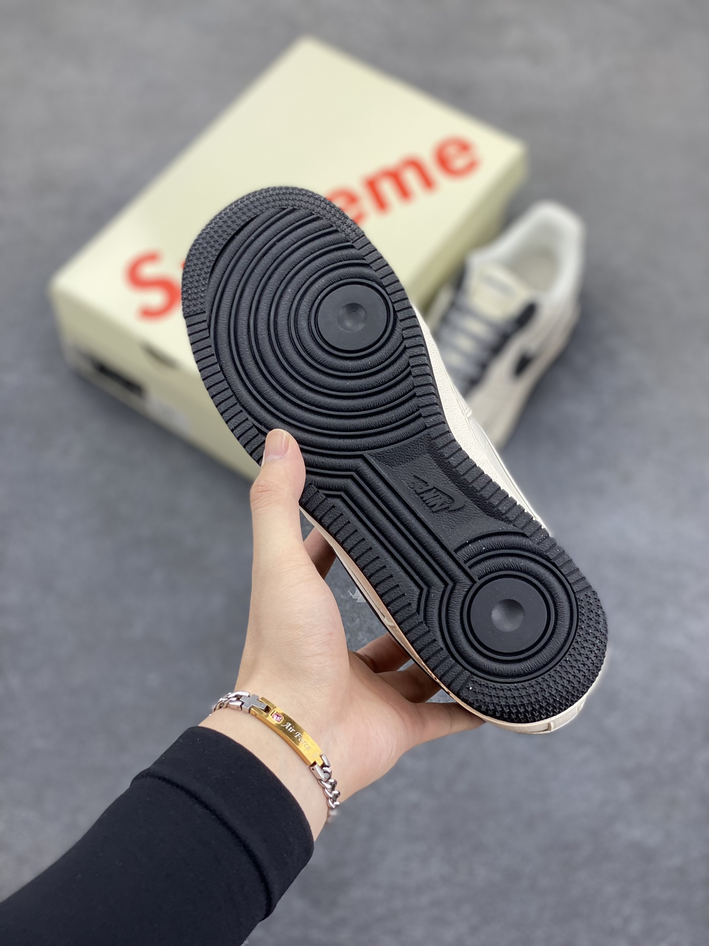 图片[5]-NIke Air Force 1 \’07 Low “石头岛Supreme联名–米白黑尾”空军一号 低帮 运动鞋 休闲鞋 折边针车 工艺难度大 原楦头原纸板 原装鞋盒 定制五金配件 内置全掌气垫 原厂鞋底 货号：BB1616-307 尺码：36 36.5 37.5 38 38.5 39 40 40.5 41 42 42.5 43 44 44.5 45-选品中心
