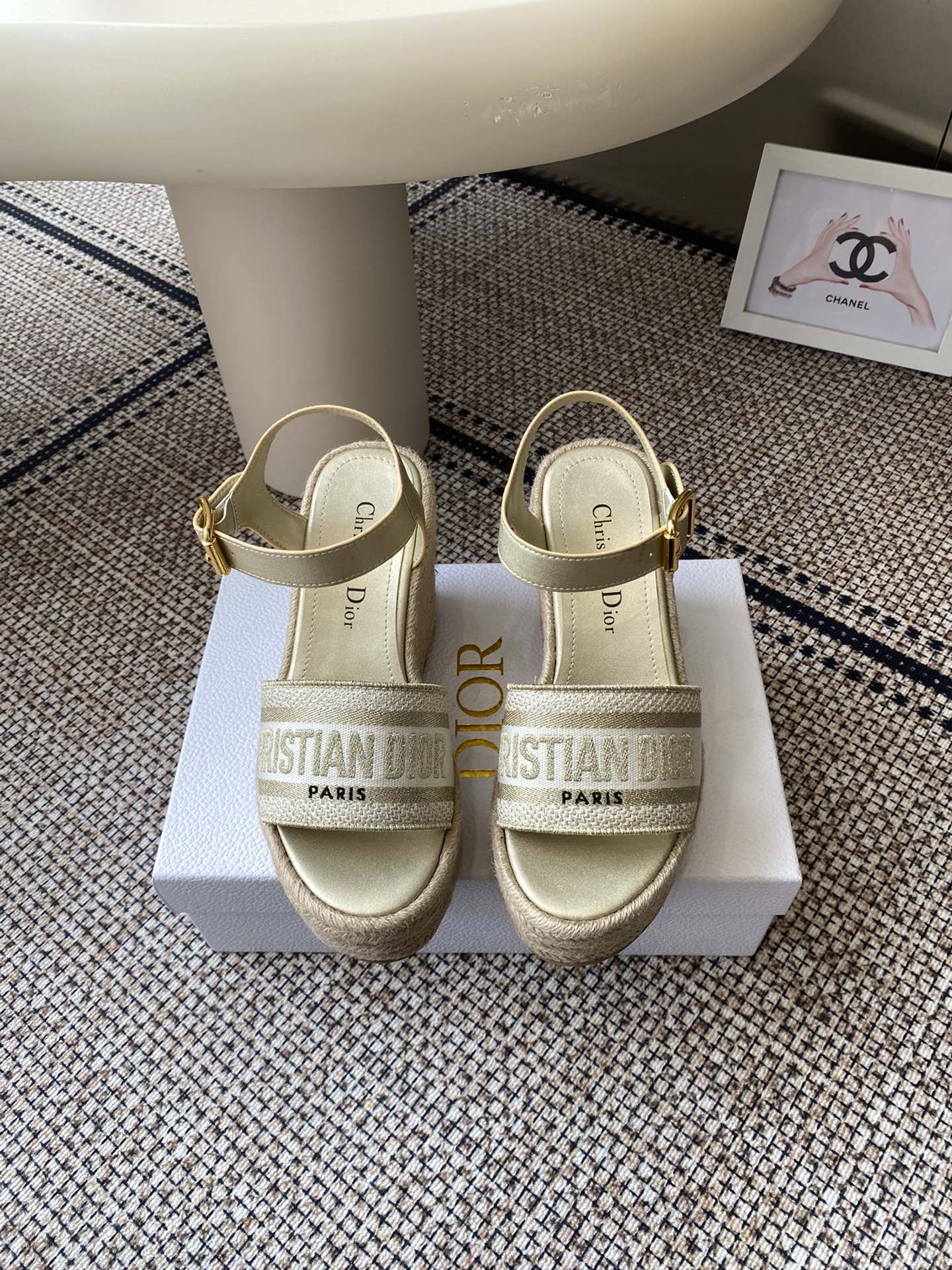 NO:512056,Dior Spring and Summer Show new 2025 wedge sandals Dior Spring and Summer Show new iviera Dway cross-belt high heels women's shoes Classic Dior letter logo three-dimensional embroidered open-toed sandals Celebrity same thick heel round toe thick sole shoes Block heel 7 cm water table 2.5 cm upper Cowhide (Dior letter hardware buckle) Inner cowhide foot pad Original open-model genuine leather sole (Original open-model electric embroidered wedge) Size 35-41 (40 41 custom made), sandals, dior, dior, sandals, cowhide, Leather soles19860909Dior迪奥 春夏走秀新款2025 坡跟凉鞋 迪奥 Dior 春夏走秀新款 iviera Dway 交叉带高跟女鞋 经典迪奥字母logo立体刺绣露趾凉鞋 明星同款粗跟圆头厚底鞋 块状鞋跟7厘米水台2.5厘米鞋面 牛皮（开模Dior字母五金扣） 内里牛皮垫脚 原版开模真皮大底（原版开模电绣坡跟） 码数35-41（40 41定做）,凉鞋,dior,dior,sandals,cowhide,Leather soles,Women's Shoes