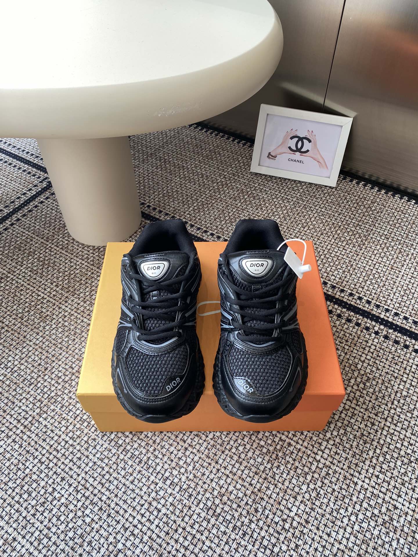 NO:512040,Dior x Kaws co-branded B35 capsule couple model series hollow mesh sneakers This new sneaker, called B35 NXT, uses 3D printing technology to make a hollow sole. The shoe body is a dad shoe style mesh splicing and smooth line layout that fits the current aesthetics. The retro millennial and modern technology are integrated into one. There is very good compatibility in different styles and shapes. New shoes that combine cutting-edge technology with retro aesthetics. Original custom imported mesh + technology fabric. Custom imported breathable mesh. Original open molded large sole. Anti-slip rubber material. Sole thickness 6CM. Size: 35-44, casual shoes/sports shoes, dior, sneakers19860909Dior x Kaws 联名款B35胶囊情侣款 系列 镂空 网面 运动鞋 这款名为B35 NXT 的新款运动鞋 采用了 3D打印技术制成镂空式鞋底 鞋身部分则是十分契合当下审美的老爹鞋样式网面拼接与流畅线条布局 将复古千禧感与现代科技感浑然融为一体 在不同风格造型中都有着十分不俗的兼容性 将前沿科技与复古审美相结合的鞋履新作 面料原版定制进口网面+科技面料 内里定制进口透气网里 原版开模大底防滑橡胶材质 底厚6CM 码数: 35-44,休闲鞋/运动鞋,dior,sneakers,Women's Shoes