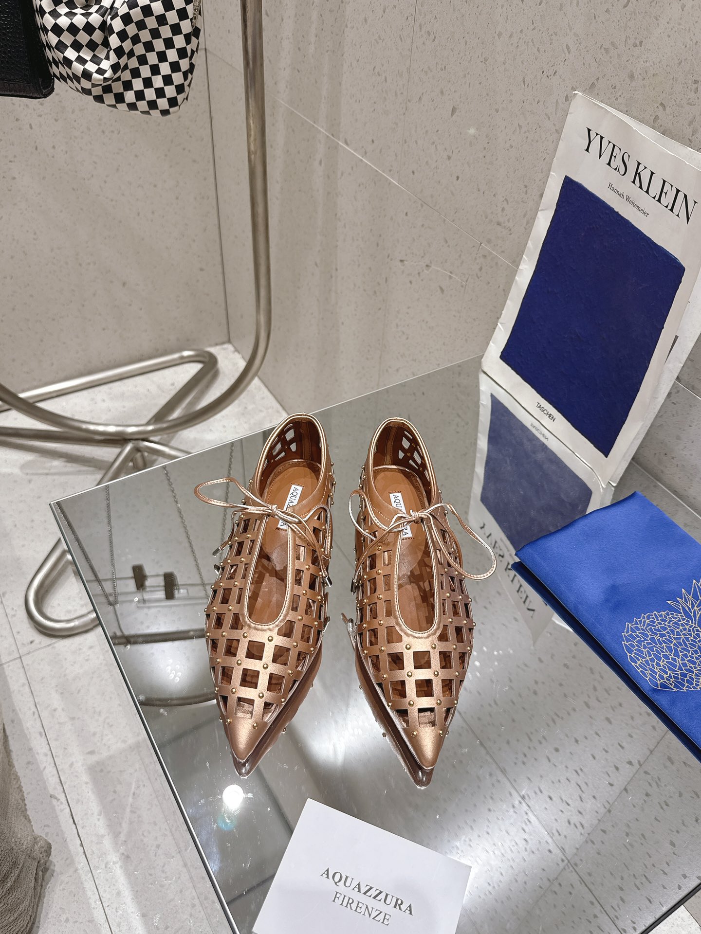 NO:392049,'q' 2025SS summer new models are available in large quantities. Gatsby Sling flat sandals. I want to create the perfect party shoes, so that every woman feels great and have fun from it... Gatsby Sling's dazzling. Outsole gold iconic pineapple micro-label gives the item rich brand connotation and luxurious appearance. Single leather outsole sheepskin insole. Creation means beautiful and smooth appearance, and comfortable and fashionable. Upper: hollow calfskin Foot pad: Sheepskin Outsole Italian leather outsole Heels High Flat Sole Shoe Size: 35-43 (35.40.41.42. Custom made no return), high heels, sandals, high heels, cowhide, sheepskin, Leather soles19860909「q」2025SS 夏日新款大量上新 Gatsby Sling 平底凉鞋   我想创造出完美的派对鞋,让每个女人都感觉很棒,并从中获得乐趣...... Gatsby Sling 的耀眼. 大底金色标志性菠萝微标赋予单品丰富的品牌内涵与奢华的外观单品真皮大底羊皮鞋垫 创作即外观线条优美流畅又上脚舒适时髦精必入款. 鞋面:镂空小牛皮 脚垫: 羊皮 大底意大利真皮大底 跟高平底 鞋码: 35-43(35.40.41.42.定做不退换),高跟鞋,sandals,high heels,cowhide,sheepskin,Leather soles,Women's Shoes