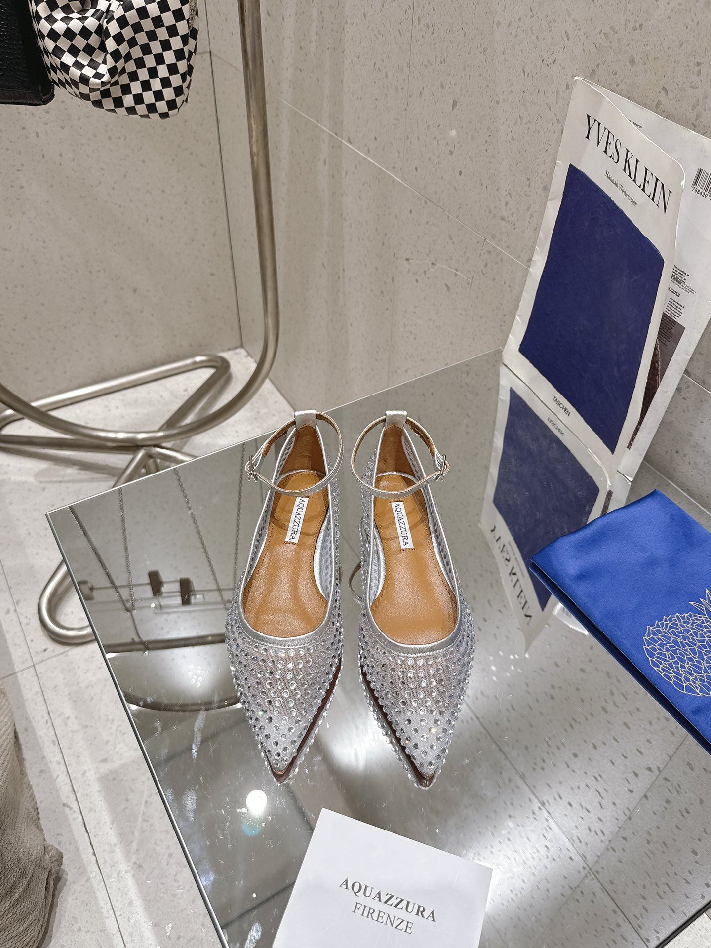 NO:392055,'q' 2025 mesh diamond series, new models in all seasons, are available in large quantities. This pair of rhinestone high-heeled fish-mouth sandals mesh paired with Swarovski diamonds is simply a charming magic shoes!  The mystery of the mesh, coupled with the dazzling light of the Swarovski diamond, everything is just right. The gold-colored iconic pineapple micro-label gives the item rich brand connotation and luxurious appearance. The single leather and sheepskin insoles are beautiful, smooth and comfortable to put on the feet. A must-have for fashionable and exquisite style. - MATERIAL Material The upper is original custom mesh and ironing. Foot pads: sheepskin, outsole, Italian leather outsole, high flat soles, shoe size: 35-42 (35.40.41.42 custom-made, non-return and exchange), high heels, sandals, high heels, sheepskin, Leather soles19860909「q」2025网纱钻系列四季新款大量上新 这双水钻高跟鱼嘴凉鞋网搭配施华洛奇钻,简直是魅力的魔法鞋！网面的神秘,再加上施华洛奇钻的璀璨光芒,一切都恰到好处. 大底金色标志性菠萝微标赋予单品丰富的品牌内涵与奢华的外观,单品真皮大底羊皮鞋垫,创作即外观线条优美流畅又上脚舒适,时髦精必入款. - MATERIAL 材质  鞋面原版定制网纱烫钻 脚垫: 羊皮 大底意大利真皮大底 跟高平底 鞋码: 35-42 (35.40.41.42定做不退换),高跟鞋,sandals,high heels,sheepskin,Leather soles,Women's Shoes