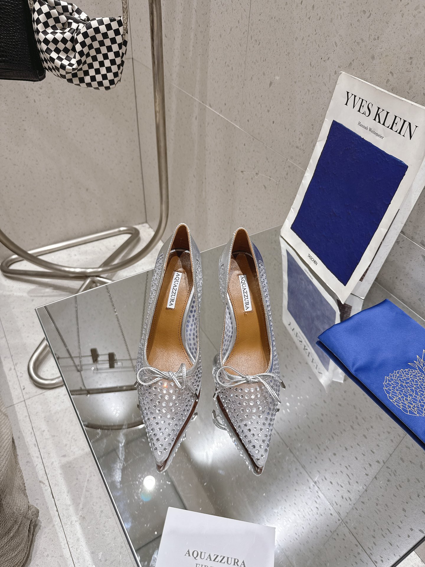 NO:392061,'q' 2025 mesh diamond series, new models in all seasons, are available in large quantities. This pair of rhinestone high-heeled fish-mouth sandals mesh paired with Swarovski diamonds is simply a charming magic shoes!  The mystery of the mesh, coupled with the dazzling light of the Swarovski diamond, everything is just right. The outsole gold iconic pineapple micro-label gives the item rich brand connotation and luxurious appearance. The single leather upsole sheepskin insole, the creation is beautiful, smooth and comfortable to put on the feet. It is a must-have for fashionable and exquisite style. - MATERIAL Material The upper is original custom mesh and ironing. Foot pad: sheepskin, outsole, Italian leather outsole, heel height 10.5cm Shoe size: 35-42 (35.40.41.42 custom-made, non-return and exchange), high heels, sandals, high heels, sheepskin, Leather soles19860909「q」2025网纱钻系列四季新款大量上新 这双水钻高跟鱼嘴凉鞋网搭配施华洛奇钻,简直是魅力的魔法鞋！网面的神秘,再加上施华洛奇钻的璀璨光芒,一切都恰到好处. 大底金色标志性菠萝微标赋予单品丰富的品牌内涵与奢华的外观,单品真皮大底羊皮鞋垫,创作即外观线条优美流畅又上脚舒适,时髦精必入款. - MATERIAL 材质  鞋面原版定制网纱烫钻 脚垫: 羊皮 大底意大利真皮大底 跟高10.5cm 鞋码: 35-42 (35.40.41.42定做不退换),高跟鞋,sandals,high heels,sheepskin,Leather soles,Women's Shoes