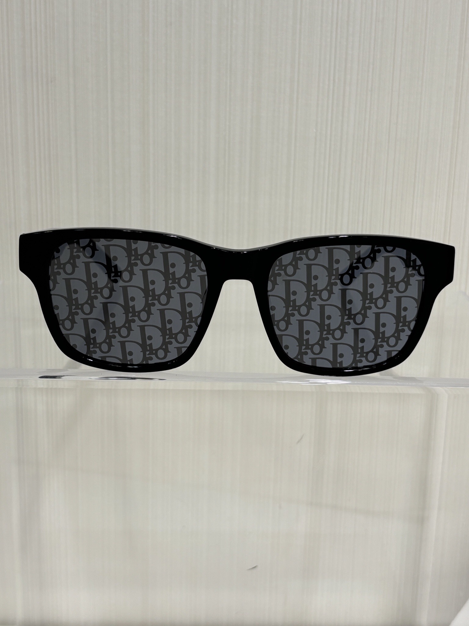 NO:634424,DiorB23 S2F men's sunglasses are really good-looking. They are simple but not lacking in design. They are generous and easy to match and look good on anyone. ZP-grade acetate finger-proof outer rays. A must-have for driving and going out. Comes with a set of packaging, dior, Cartier high-end jewelry19860909DiorB23 S2F 男士这幅太阳镜真的很好看 简单却不缺设计感,大方好搭配谁戴都好看.zp级醋酸酯防指外线.开车外出必备.配包装一套,,dior,卡迪亚高端饰品,Jewelry