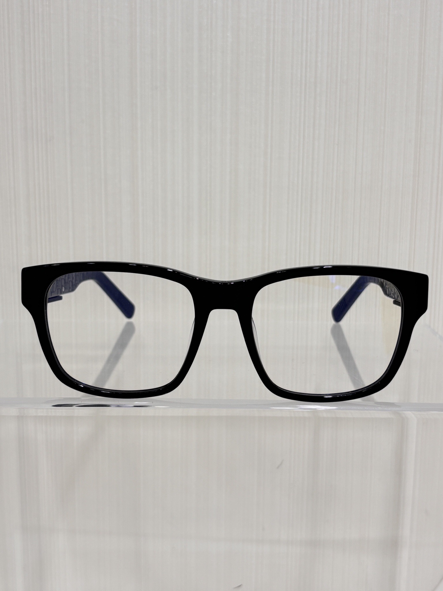 NO:634421,DiorB23 S2F If you are short-sighted, choose this self-matched prescription lens. This men’s frame is really beautiful. It is simple but not lacking in design. It is generous and easy to match and looks good on anyone. Comes with a set of packaging.,, ​​dior, Cartier high-end jewelry19860909DiorB23 S2F 近视的选这幅自配度数镜片 男士这幅镜框真的很好看 简单却不缺设计感,大方好搭配谁戴都好看.配包装一套.,,dior,卡迪亚高端饰品,Jewelry