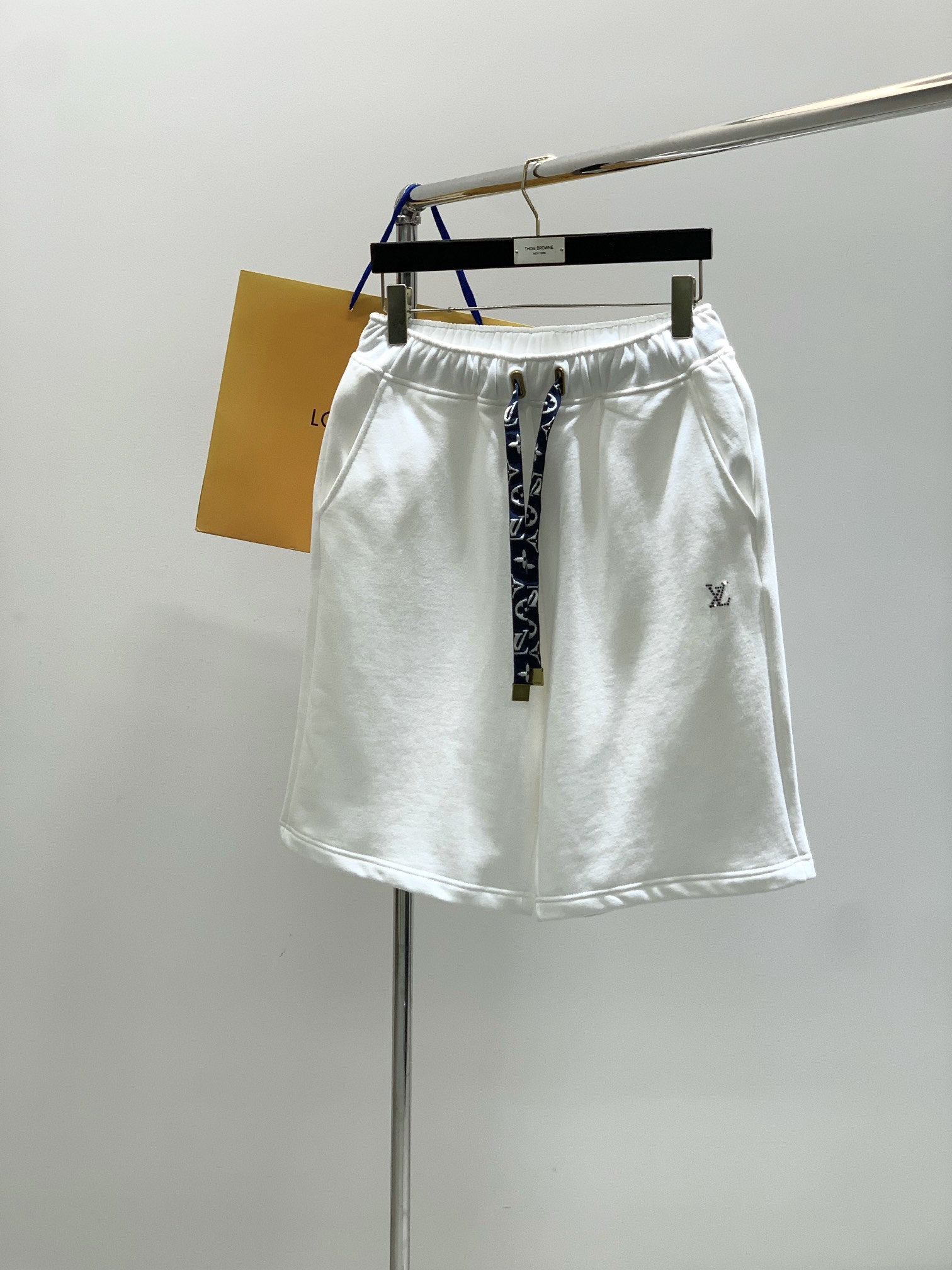 NO:433299,,LouisVuitton, the latest model in summer 2025, available at the counter at the same time, original singles, fashionable casual shorts, very distinctive on the upper body!  Eye-catching and highlighted, imported original fabric, top-level diamond-patterned letter pattern decorative logo, original hardware and auxiliary materials decoration, simple but not lacking in fashion, classic and atmospheric, comfortable and breathable, handsome and stylish on the upper body, 3 colors recommendation, code number M-3XL,, louis vuitton, louis vuitton, shorts, alexander wang19860909,LouisVuitton 路易威登,2025夏季最新款,专柜同步有售,原单狠货,时尚休闲短裤,上身很有特点！吸睛而有亮点,进口原版面料,顶级贴钻工艺字母图案装饰Logo,原版五金辅料装饰,简单而不失时尚,经典大气,舒适透气,上身帅气有型,3色推荐,码数M-3XL,,louis vuitton,louis vuitton,shorts,alexander wang,Men's clothing