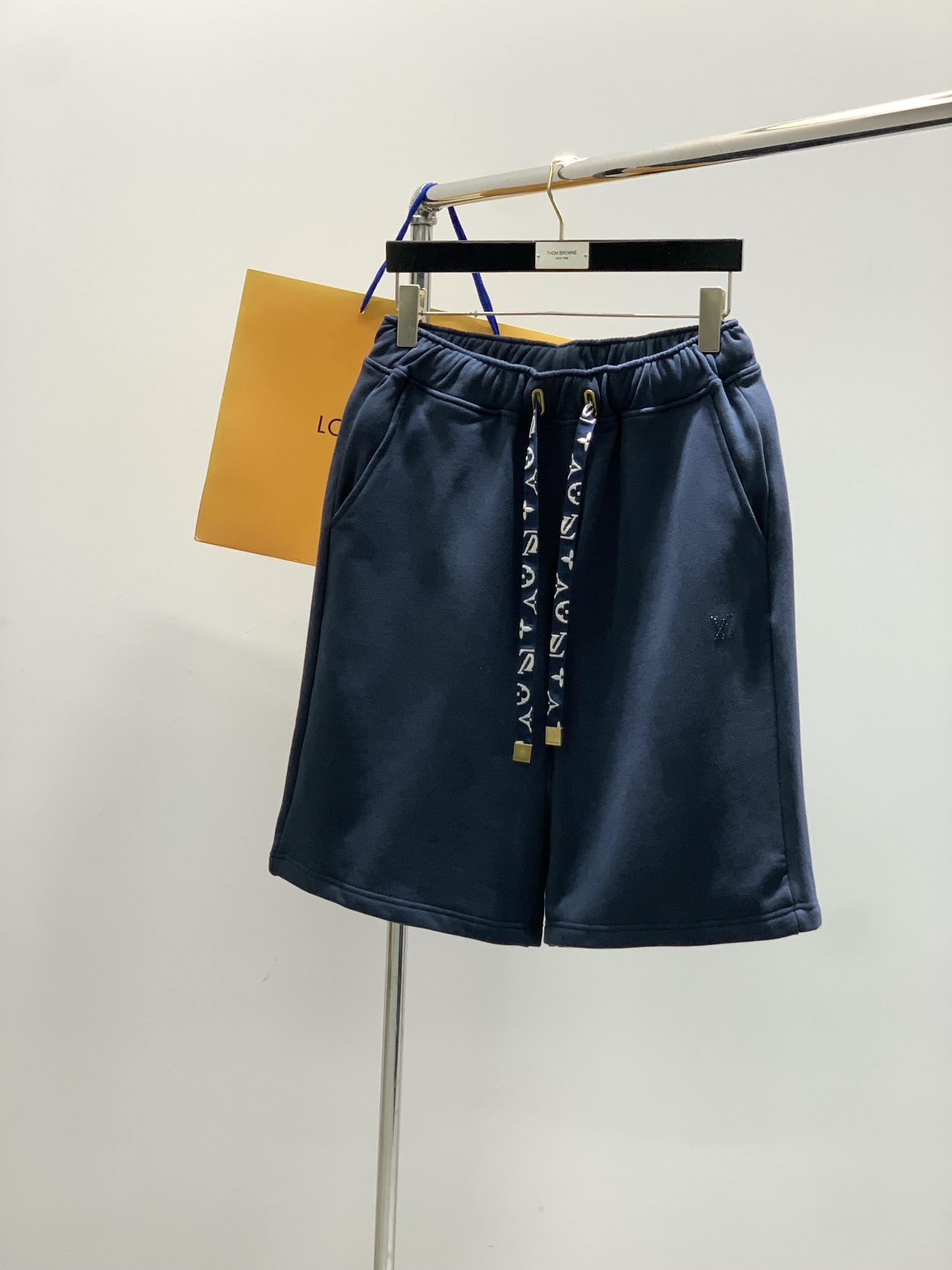 NO:433294,,LouisVuitton, the latest model in summer 2025, available at the counter at the same time, original singles, fashionable casual shorts, very distinctive on the upper body!  Eye-catching and highlighted, imported original fabric, top-level diamond-patterned letter pattern decorative logo, original hardware and auxiliary materials decoration, simple but not lacking in fashion, classic and atmospheric, comfortable and breathable, handsome and stylish on the upper body, 3 colors recommendation, code number M-3Xl,,louis vuitton,louis vuitton, shorts,alexander wang19860909,LouisVuitton 路易威登,2025夏季最新款,专柜同步有售,原单狠货,时尚休闲短裤,上身很有特点！吸睛而有亮点,进口原版面料,顶级贴钻工艺字母图案装饰Logo,原版五金辅料装饰,简单而不失时尚,经典大气,舒适透气,上身帅气有型,3色推荐,码数M-3Xl,,louis vuitton,louis vuitton,shorts,alexander wang,Men's clothing