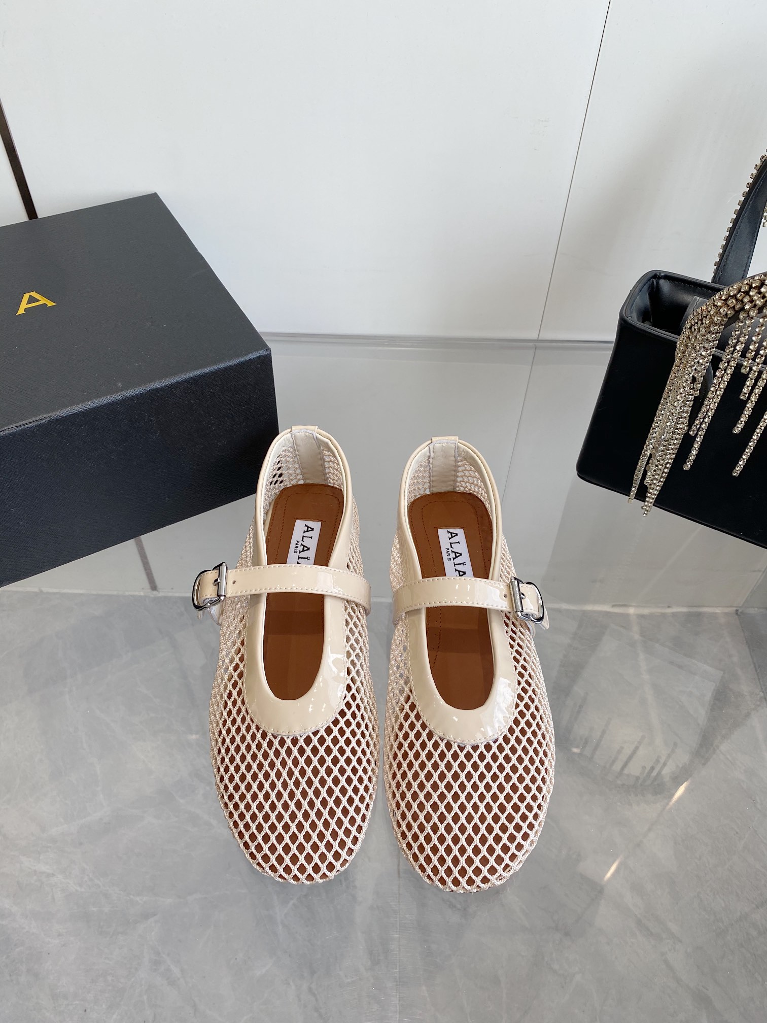 NO:383135,ALAIA 25SS French Fairy Ballet Flat Dance Shoes!  Azzedine Alaia French first-line luxury brand The last craftsman in the fashion industry Fabric Original mesh fabric Imported sheepskin footbed: Imported sheepskin Outsole Original molded rubber outsole Size 35-39 (customized for 40.41), ballet shoes, alaia, sheepskin19860909ALAIA 阿莱亚25SS 法式仙女芭蕾舞平底跳舞鞋！ Azzedine Alaia 法国一线奢侈品牌 时尚界最后的手艺人 面料原版网面面料 内里进口羊皮 垫脚:进口羊皮 大底原版开模橡胶大底 码数35-39（40.41定做）,芭蕾舞鞋,alaia,sheepskin,Women's Shoes