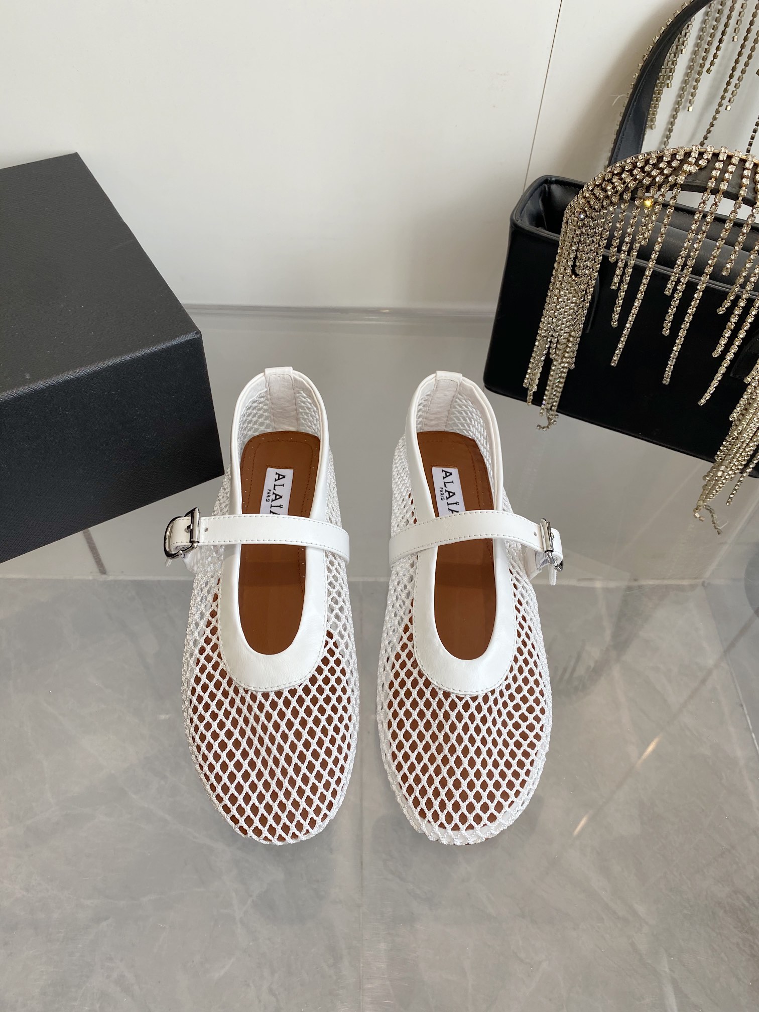 NO:383145,ALAIA 25ss French Fairy Ballet Flat Dance Shoes!  Azzedine Alaia French first-line luxury brand The last craftsman in the fashion industry Fabric Original mesh fabric Imported sheepskin footbed: Imported sheepskin Outsole Original molded rubber outsole Size 35-39 (customized for 40.41), ballet shoes, alaia, sheepskin19860909ALAIA 阿莱亚25ss 法式仙女芭蕾舞平底跳舞鞋！ Azzedine Alaia 法国一线奢侈品牌 时尚界最后的手艺人 面料原版网面面料 内里进口羊皮 垫脚:进口羊皮 大底原版开模橡胶大底 码数35-39（40.41定做）,芭蕾舞鞋,alaia,sheepskin,Women's Shoes