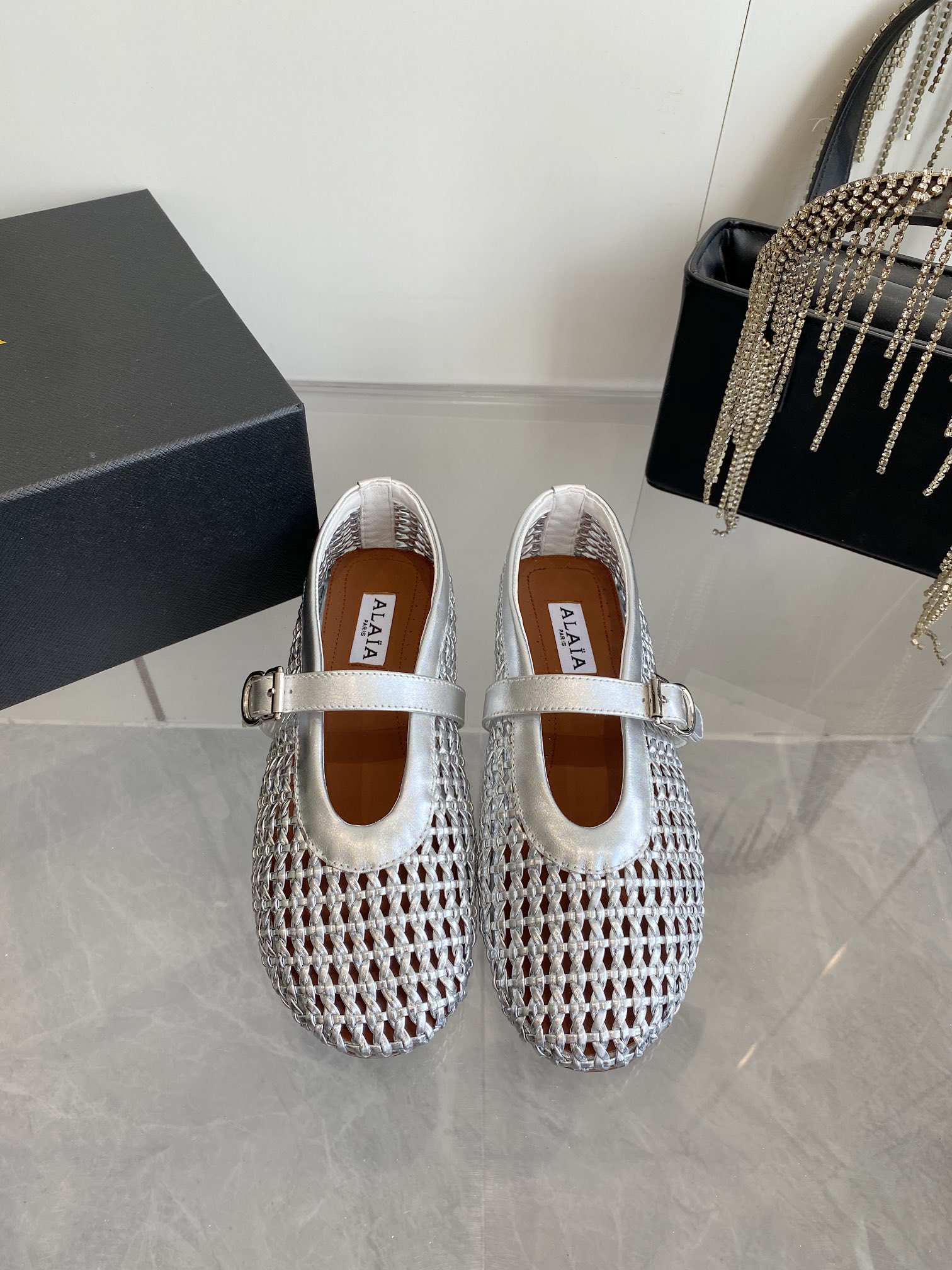 NO:383147,ALAIA 25ss French Fairy Ballet Flat Dance Shoes!  Azzedine Alaia French first-line luxury brand The last craftsman in the fashion industry Original hand-woven fabric Imported sheepskin footbed: imported sheepskin Outsole Original open mold rubber outsole Size 35-39 (customized for 40.41), ballet shoes, alaia, sheepskin19860909ALAIA 阿莱亚25ss 法式仙女芭蕾舞平底跳舞鞋！ Azzedine Alaia 法国一线奢侈品牌 时尚界最后的手艺人 面料原版手工编织面料 内里进口羊皮 垫脚:进口羊皮 大底原版开模橡胶大底 码数35-39（40.41定做）,芭蕾舞鞋,alaia,sheepskin,Women's Shoes