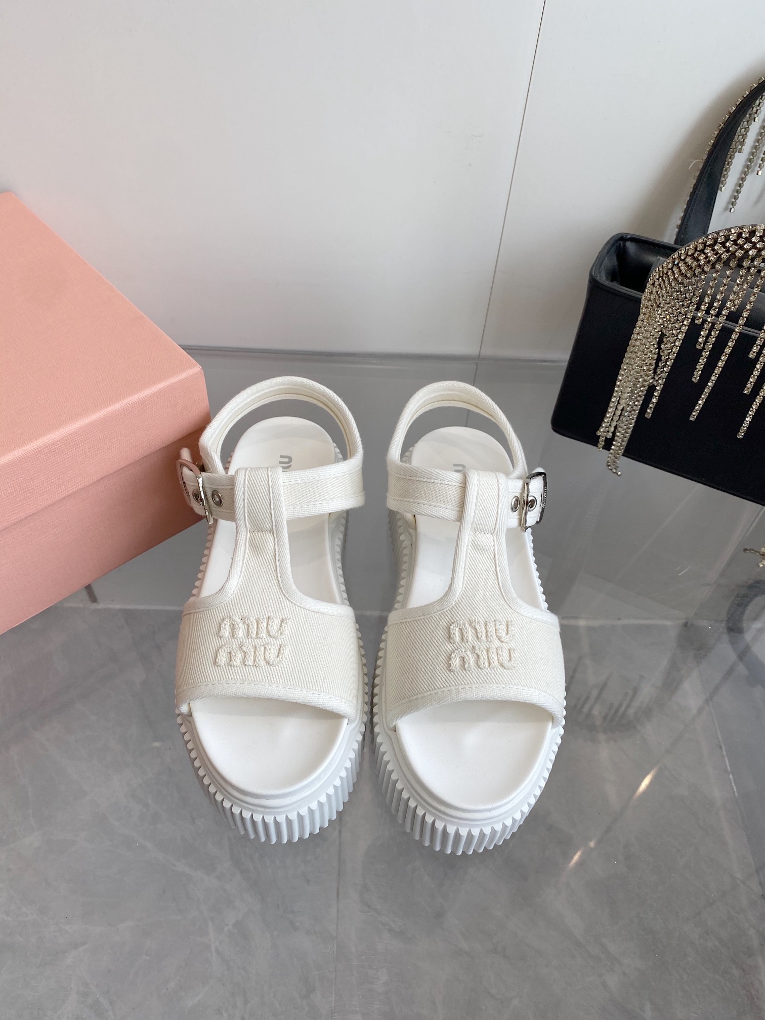 NO:421748,MiuMiu Miu 25 Spring New Style Thick-soled Cookie Sandals Latest Showcase, Classic Upgrade Comfort and Fashion Couple Each color is good-looking, with different styles and needs. Original custom fabric upper lining: Original custom sheepskin lining, original open mold non-slip sole Shoe size: 35-40, sandals, miumiu, sandals, sheepskin19860909MiuMiu 谬谬 25春新款 厚底饼干凉鞋最新走秀款,经典升级 舒适度与时髦度并存 每个颜色搭配都好看,设计搭配不同风格需求 鞋面原版定制布 内里: 原版定制羊皮内里 大底原版开模防滑大底 鞋码: 35-40,凉鞋,miumiu,sandals,sheepskin,Women's Shoes