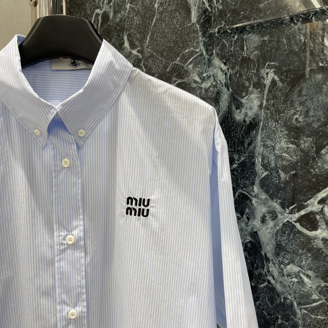 
Miu 25夏季新款 条纹翻领衬衫裙 胸前采用撞色字母 形成颜色碰撞 增添休闲时尚感 视觉效果更显丰富