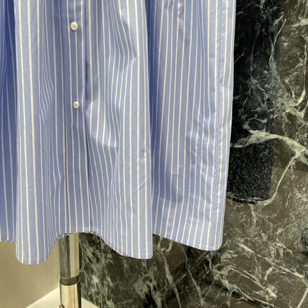 
Miu 25夏季新款 松紧腰条纹短袖衬衫连衣裙 经典品牌logo刺绣点缀，收腰裙摆灵动飘逸，勾勒曼妙身