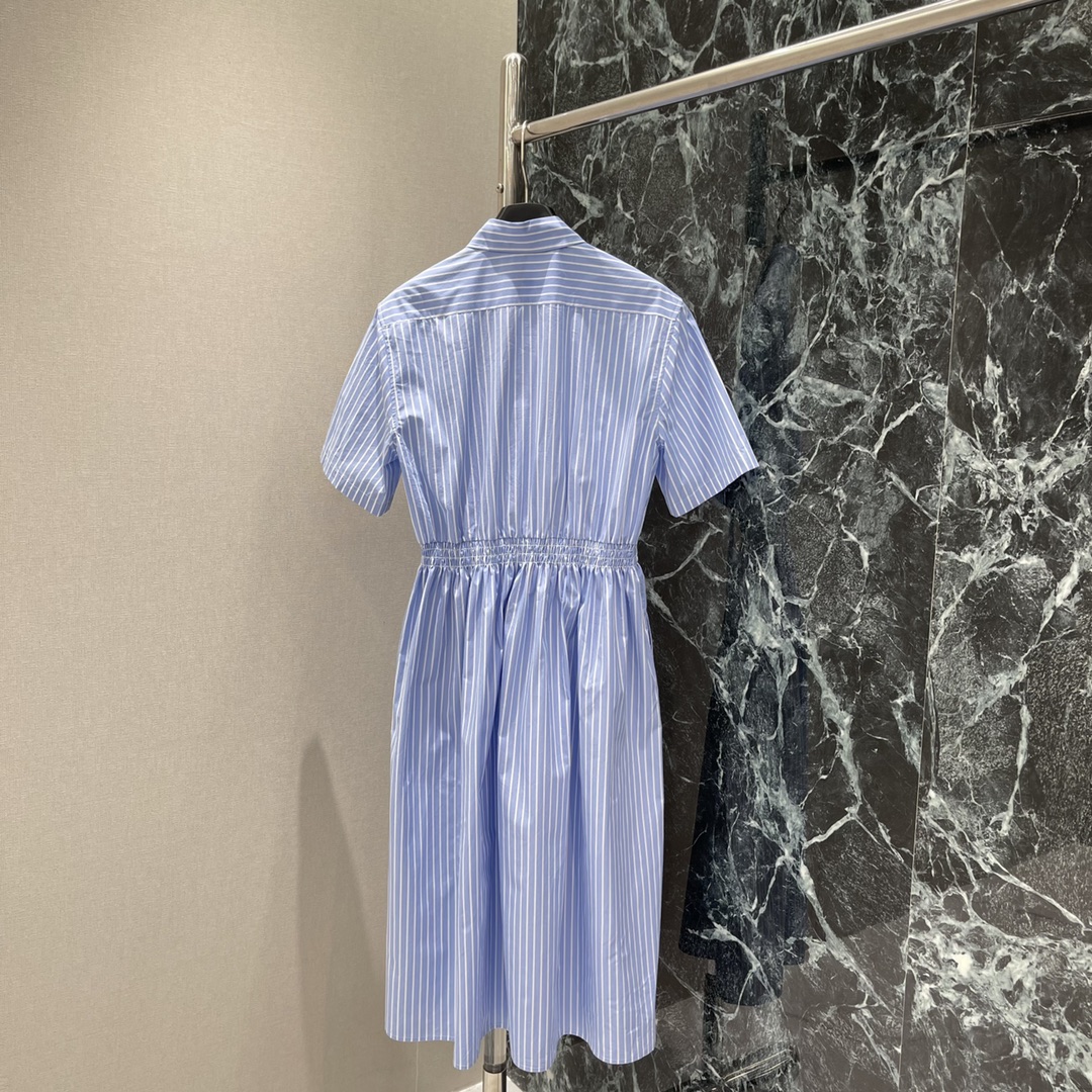 
Miu 25夏季新款 松紧腰条纹短袖衬衫连衣裙 经典品牌logo刺绣点缀，收腰裙摆灵动飘逸，勾勒曼妙身