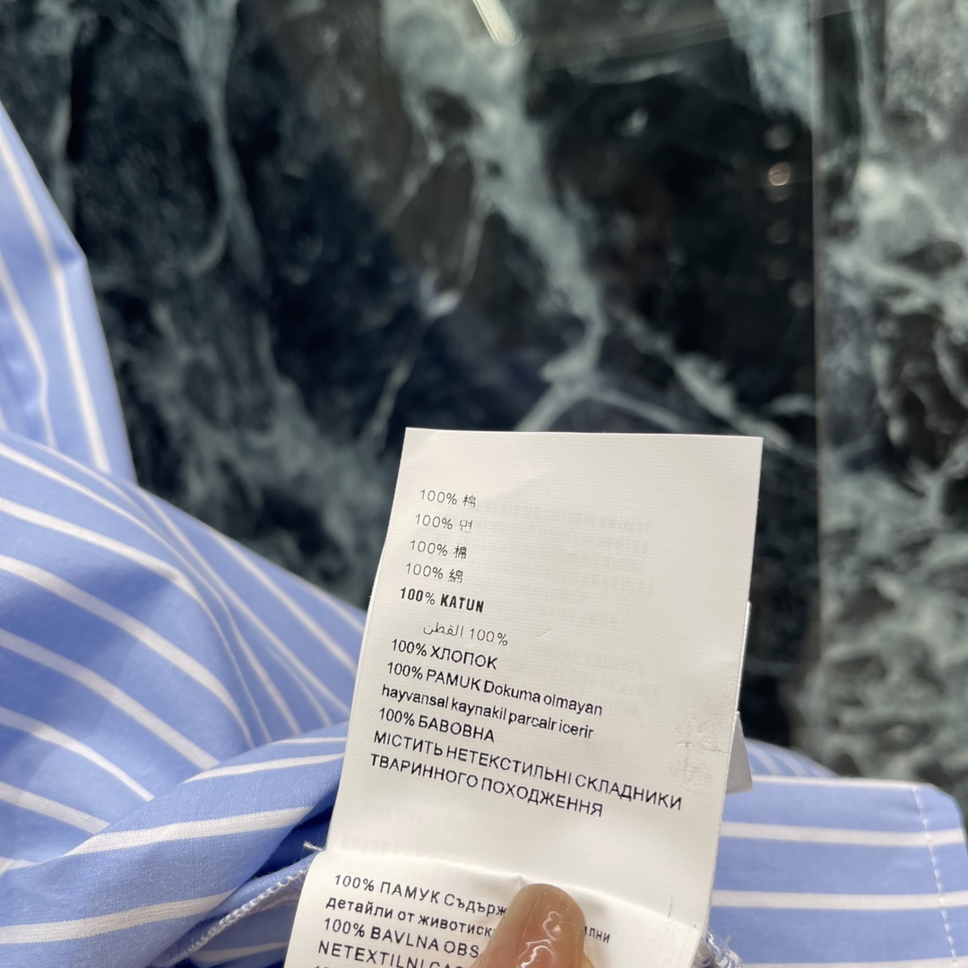 
Miu 25夏季新款 松紧腰条纹短袖衬衫连衣裙 经典品牌logo刺绣点缀，收腰裙摆灵动飘逸，勾勒曼妙身