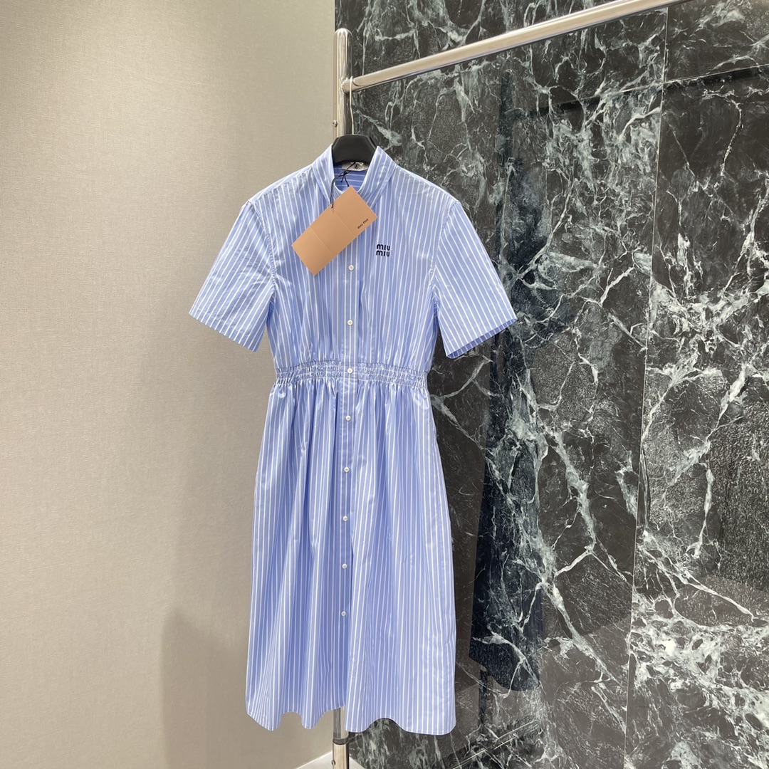 
Miu 25夏季新款 松紧腰条纹短袖衬衫连衣裙 经典品牌logo刺绣点缀，收腰裙摆灵动飘逸，勾勒曼妙身