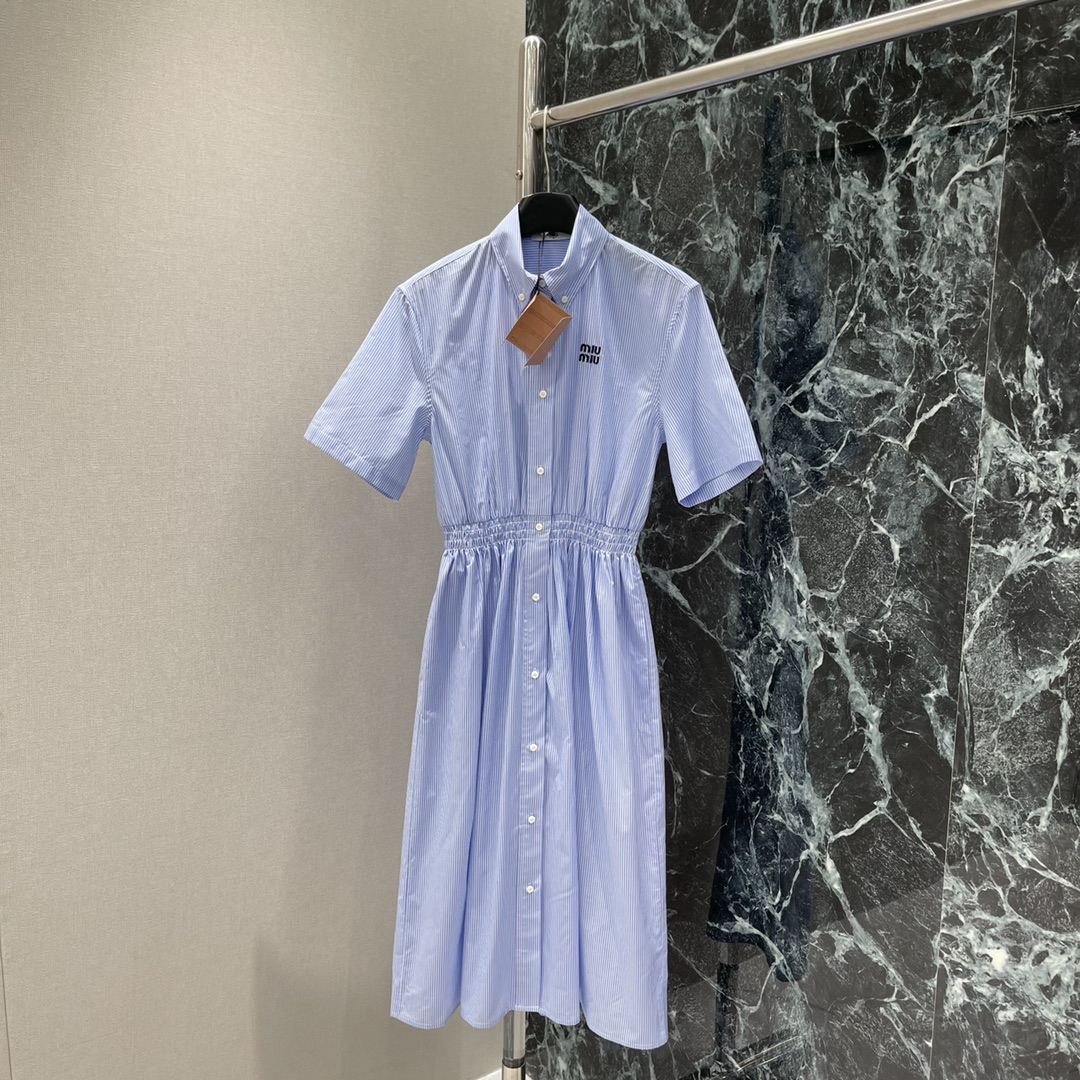 
Miu 25夏季新款 松紧腰细条纹短袖衬衫连衣裙 经典品牌logo刺绣点缀，收腰裙摆灵动飘逸，勾勒曼妙
