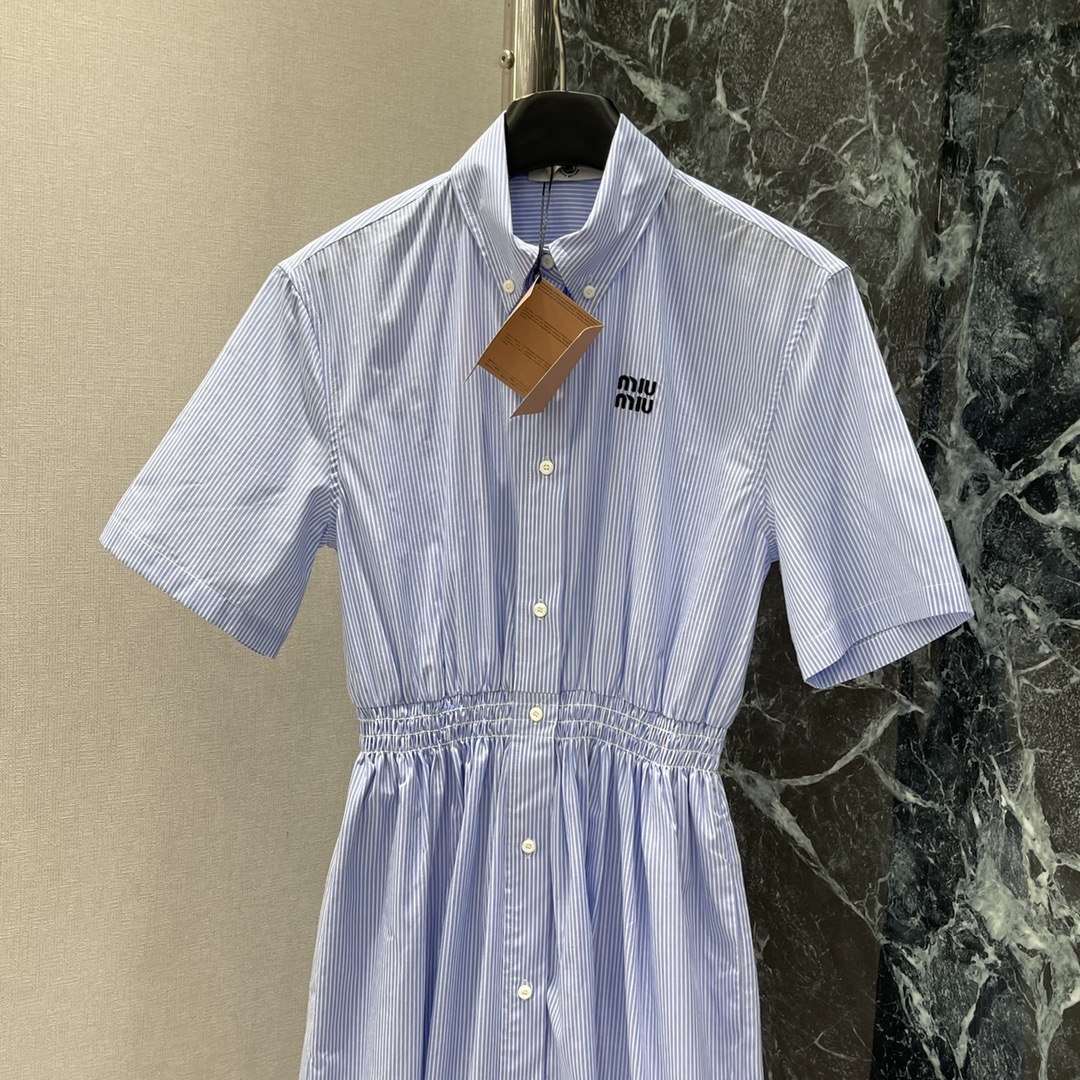 
Miu 25夏季新款 松紧腰细条纹短袖衬衫连衣裙 经典品牌logo刺绣点缀，收腰裙摆灵动飘逸，勾勒曼妙