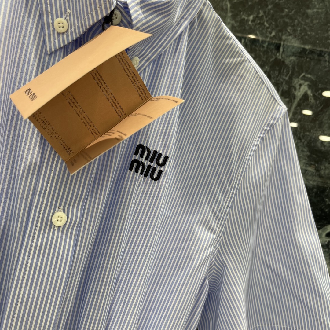 
Miu 25夏季新款 松紧腰细条纹短袖衬衫连衣裙 经典品牌logo刺绣点缀，收腰裙摆灵动飘逸，勾勒曼妙