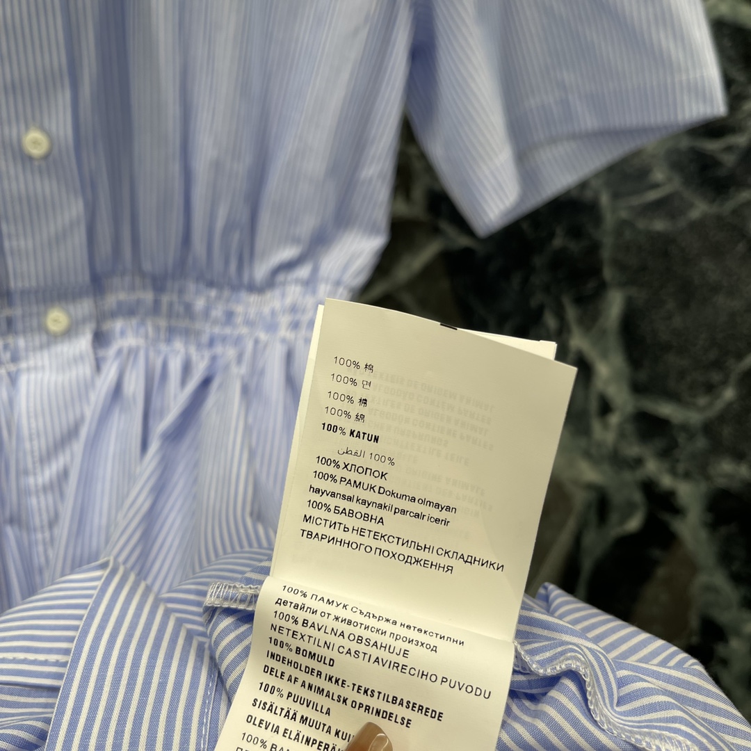 
Miu 25夏季新款 松紧腰细条纹短袖衬衫连衣裙 经典品牌logo刺绣点缀，收腰裙摆灵动飘逸，勾勒曼妙