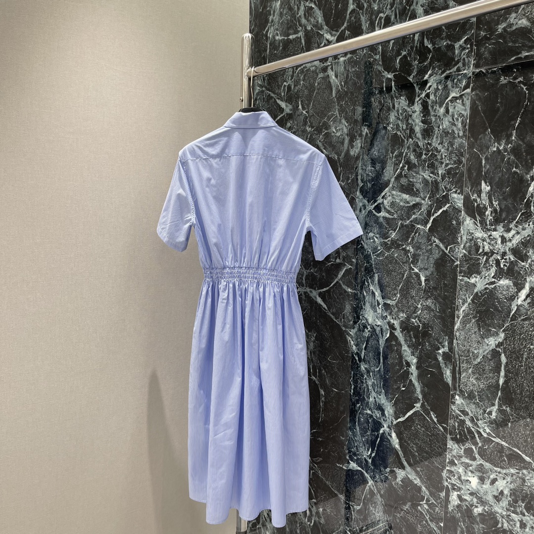 
Miu 25夏季新款 松紧腰细条纹短袖衬衫连衣裙 经典品牌logo刺绣点缀，收腰裙摆灵动飘逸，勾勒曼妙