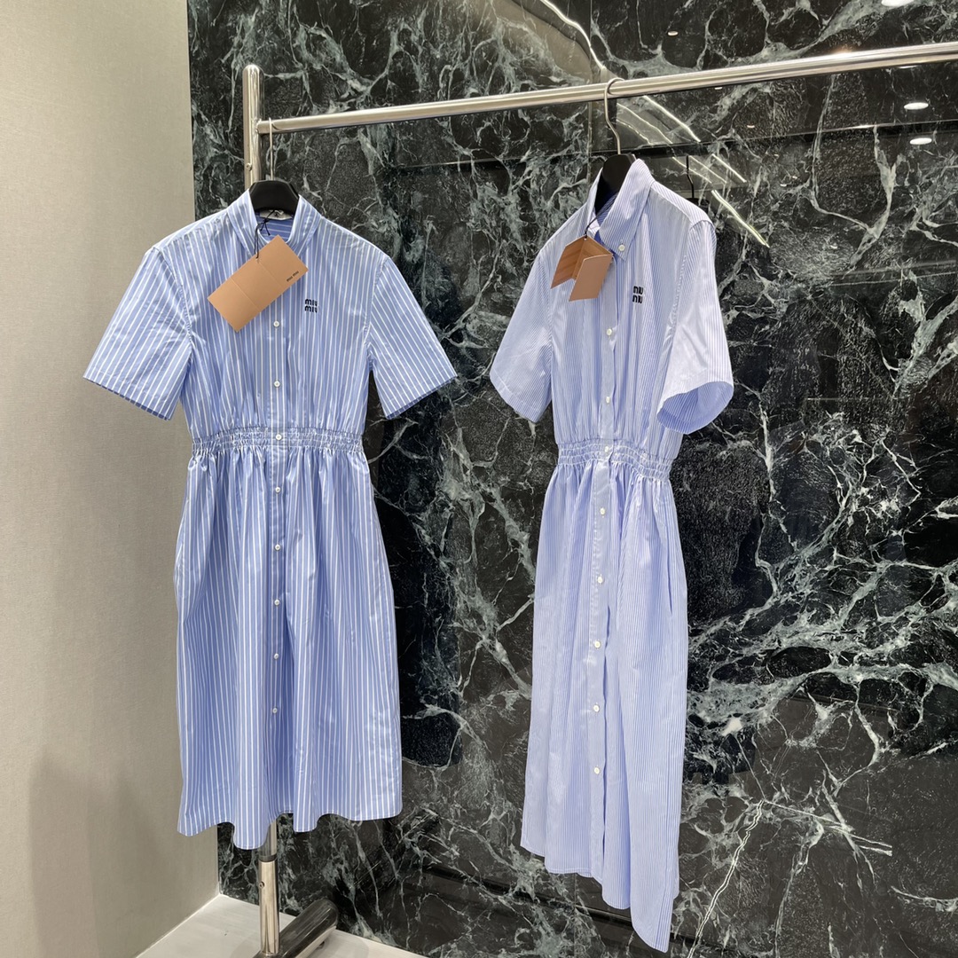 
Miu 25夏季新款 松紧腰细条纹短袖衬衫连衣裙 经典品牌logo刺绣点缀，收腰裙摆灵动飘逸，勾勒曼妙