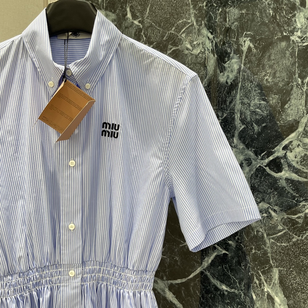 
Miu 25夏季新款 松紧腰细条纹短袖衬衫连衣裙 经典品牌logo刺绣点缀，收腰裙摆灵动飘逸，勾勒曼妙