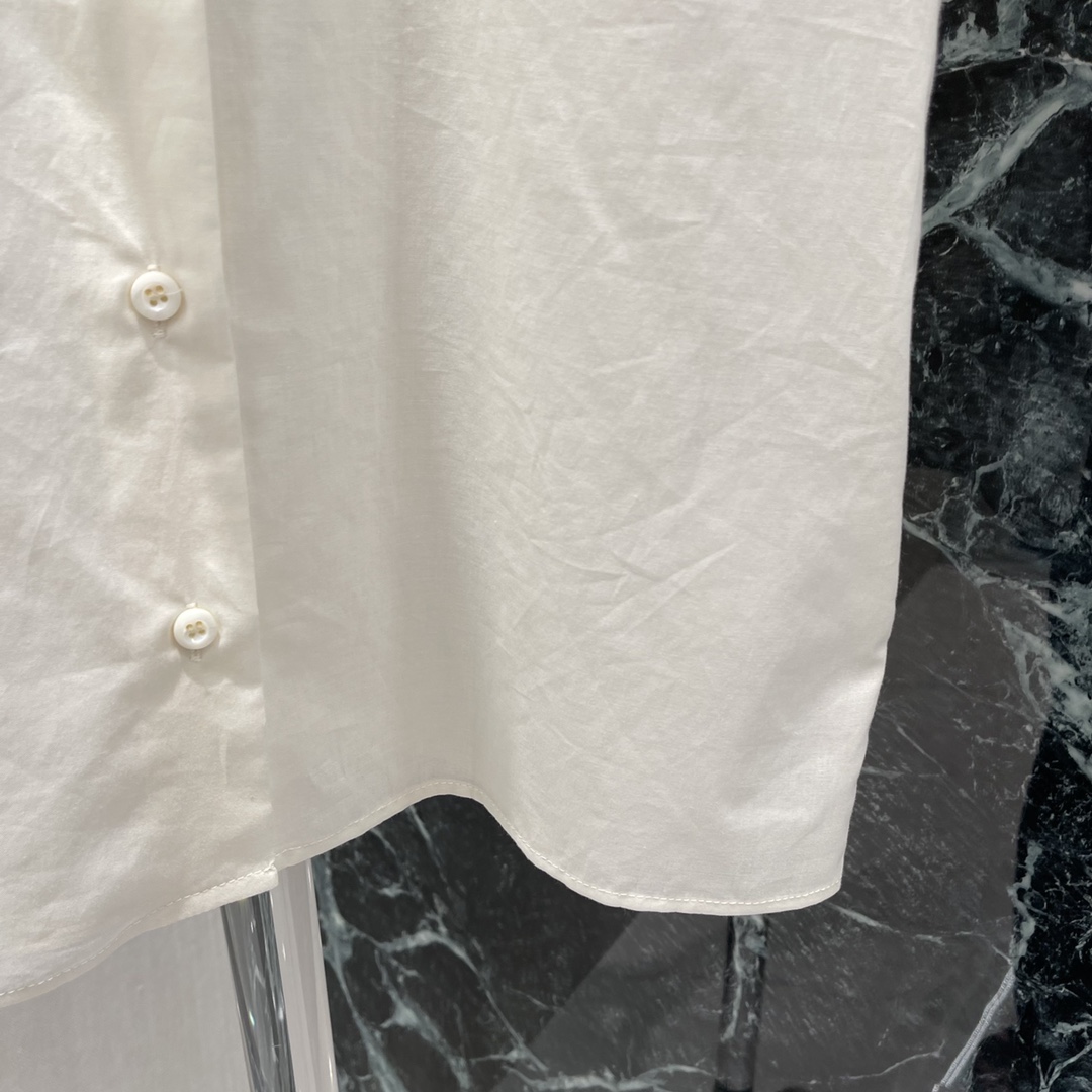（上衣）
Miu 25夏季新款 提花短袖衬衫饰 品牌标识和花卉图案提花刺绣 翻领领口 纽扣开合卷边袖口设