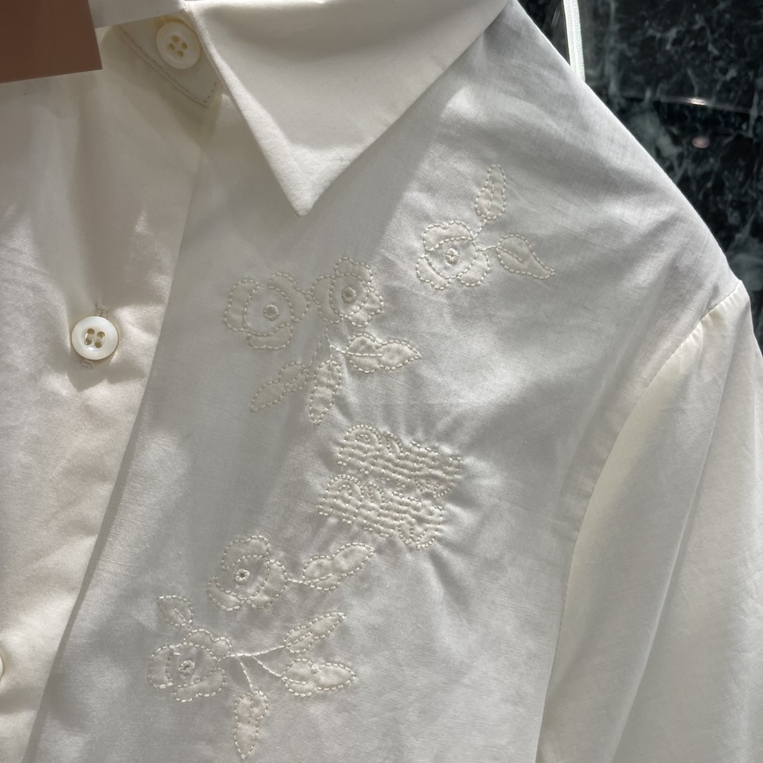 （上衣）
Miu 25夏季新款 提花短袖衬衫饰 品牌标识和花卉图案提花刺绣 翻领领口 纽扣开合卷边袖口设