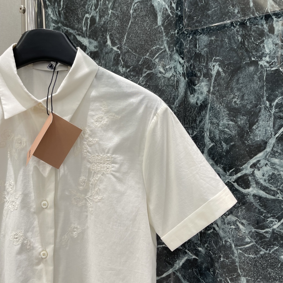 （上衣）
Miu 25夏季新款 提花短袖衬衫饰 品牌标识和花卉图案提花刺绣 翻领领口 纽扣开合卷边袖口设