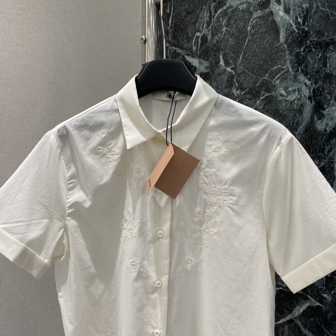 （上衣）
Miu 25夏季新款 提花短袖衬衫饰 品牌标识和花卉图案提花刺绣 翻领领口 纽扣开合卷边袖口设