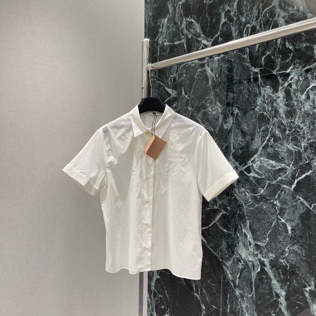 （上衣）
Miu 25夏季新款 提花短袖衬衫饰 品牌标识和花卉图案提花刺绣 翻领领口 纽扣开合卷边袖口设