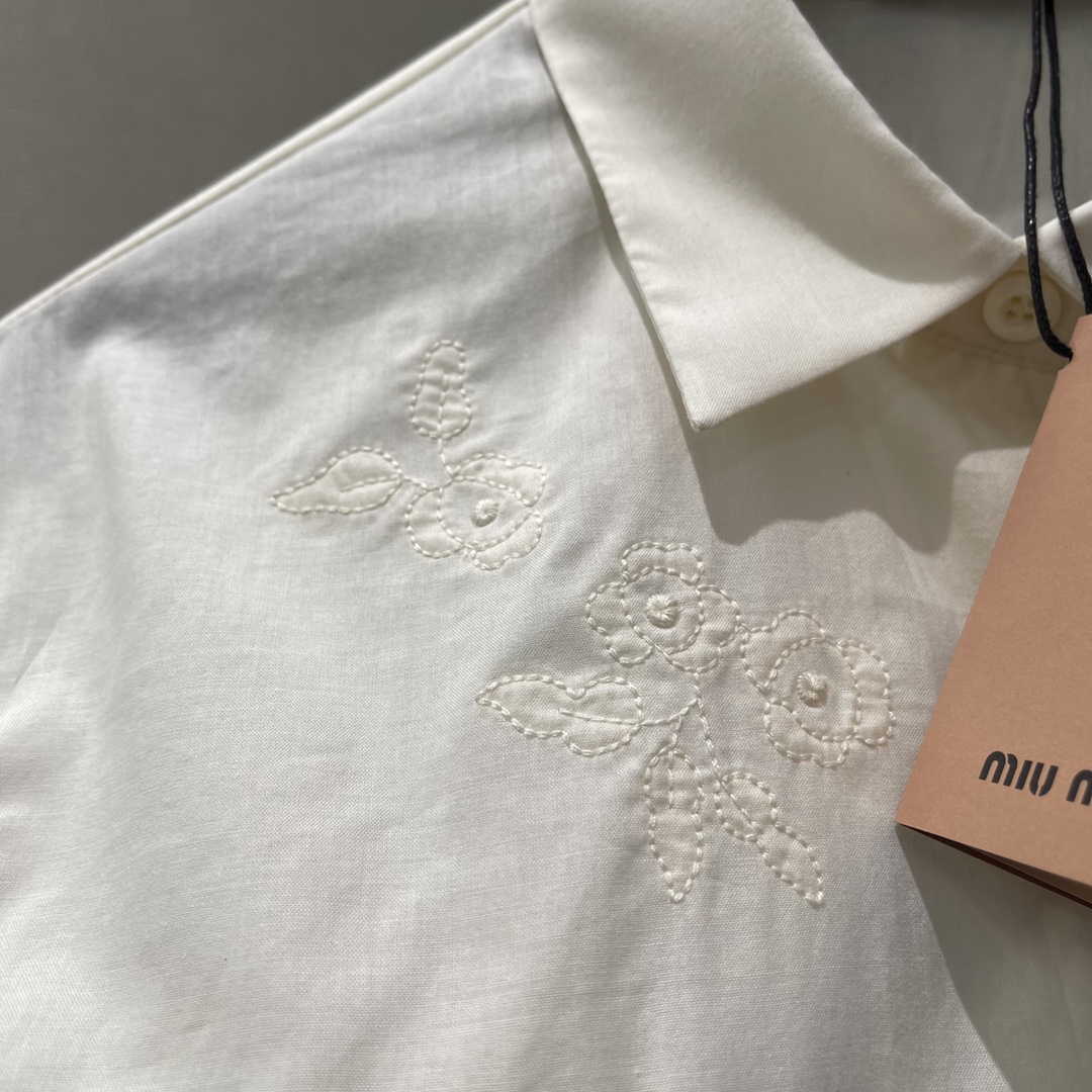 （上衣）
Miu 25夏季新款 提花短袖衬衫饰 品牌标识和花卉图案提花刺绣 翻领领口 纽扣开合卷边袖口设