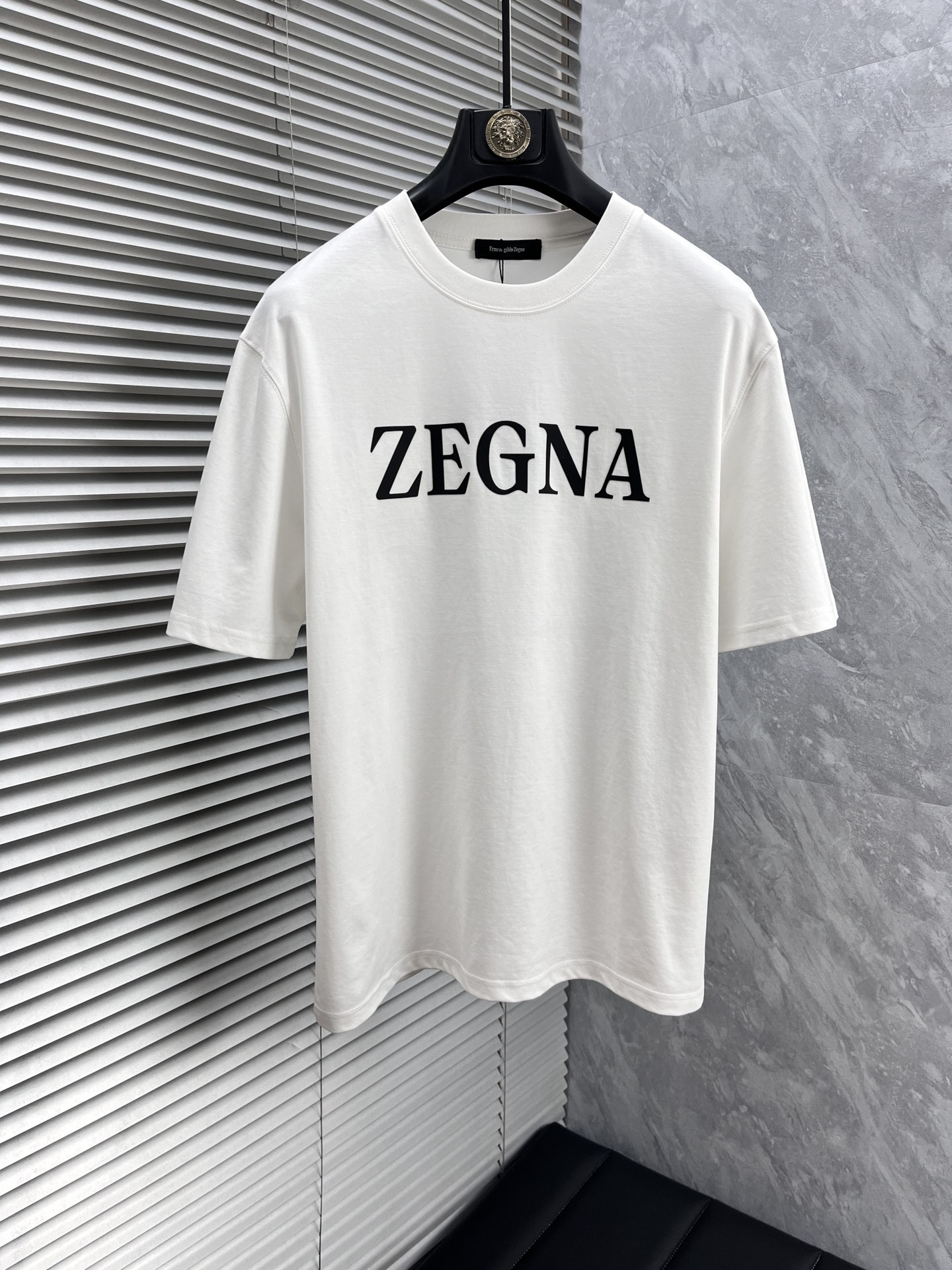 NO:433037,Jerney’’’ 2025 spring and summer new first-time counter latest short-sleeved round-neck T-shirt, high-end customization, avant-garde and fashionable design!  Brand logo heavy craft design, high-end customized double mercerized fabric, soft feel, comfortable to wear, exquisite counter-level car line, fine workmanship, invincible and handsome upper body effect!  Essential items for handsome men: yardage M-3XL, zegna, T-shirt,tees, t-shirt,alexander wang19860909杰尼‘’2025春夏新款首发专柜最新款短袖圆领T恤 高端订制 设计前卫时尚！品牌logo重工艺设计 高端定制双丝光面料.手感柔软.穿着舒适.专柜级别精致车线.做工精细.上身效果无敌帅气！型男必备单品 码数 M-3XL,,zegna,T-shirt,tees，t-shirt,alexander wang,Men's clothing