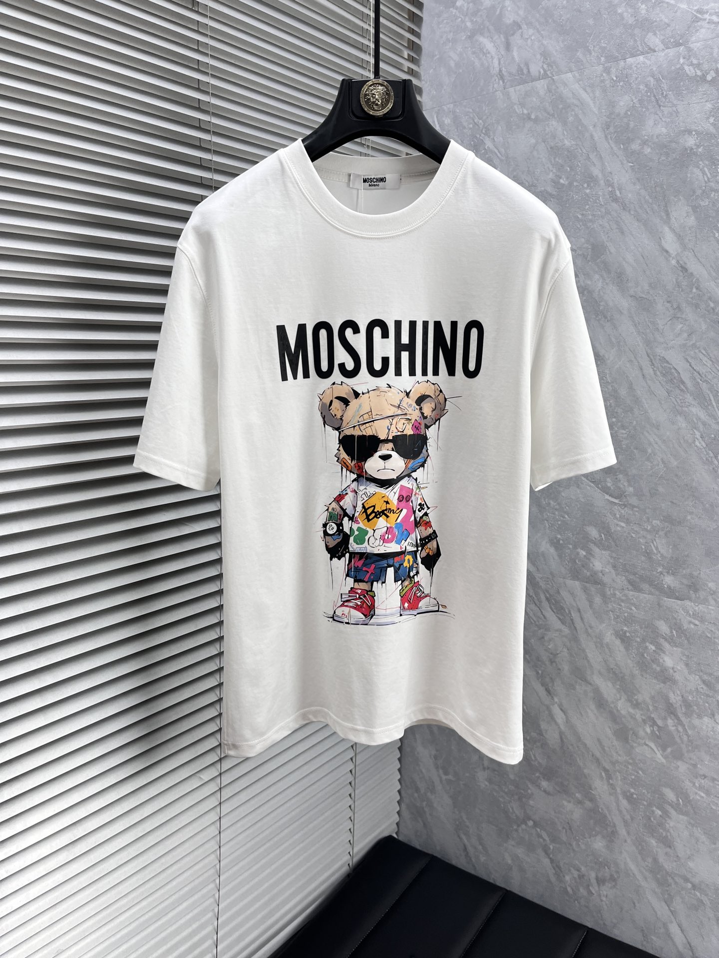 NO:433049,Moschi’’’The newest short-sleeved round-neck T-shirt in the 2025 spring and summer first-time counter, high-end customization, avant-garde and fashionable design!  Brand logo heavy craft design, high-end customized double mercerized fabric, soft feel, comfortable to wear, exquisite counter-level car line, fine workmanship, invincible and handsome upper body effect!  Must-have items for handsome men: M-3XL, T-shirt,tees, t-shirt,alexander wang19860909莫斯奇‘’2025春夏新款首发专柜最新款短袖圆领T恤 高端订制 设计前卫时尚！品牌logo重工艺设计 高端定制双丝光面料.手感柔软.穿着舒适.专柜级别精致车线.做工精细.上身效果无敌帅气！型男必备单品 码数 M-3XL,,T-shirt,tees，t-shirt,alexander wang,Men's clothing