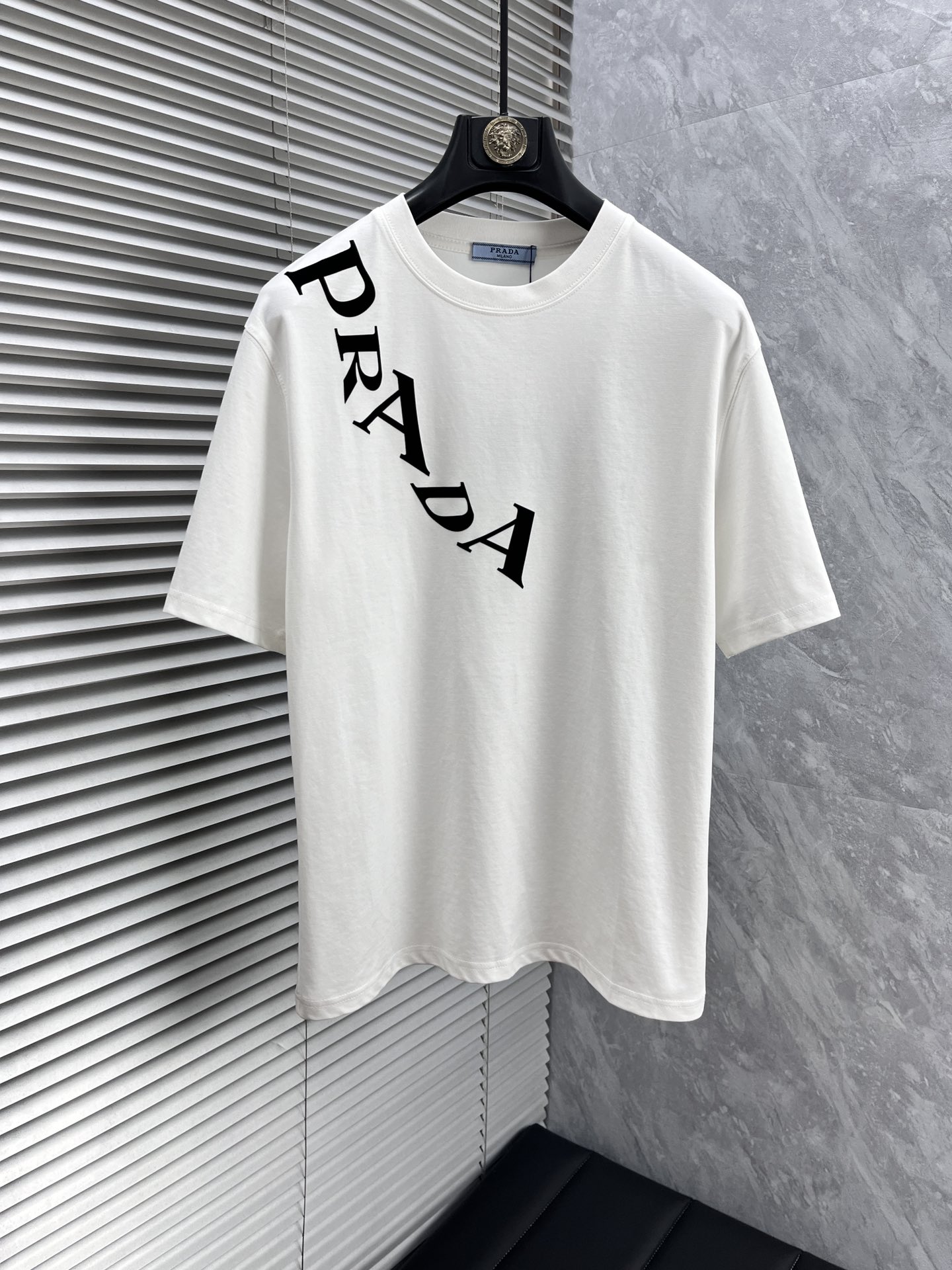 NO:433055,Pula’’’ 2025 spring and summer new style first-time counter latest short-sleeved round-neck T-shirt, high-end customization, avant-garde and fashionable design!  Brand logo heavy craft design, high-end customized double mercerized fabric, soft feel, comfortable to wear, exquisite counter-level car line, fine workmanship, invincible and handsome upper body effect!  Must-have items for handsome men: M-3XL, prada, T-shirt,tees, t-shirt,alexander wang19860909普拉‘’2025春夏新款首发专柜最新款短袖圆领T恤 高端订制 设计前卫时尚！品牌logo重工艺设计 高端定制双丝光面料.手感柔软.穿着舒适.专柜级别精致车线.做工精细.上身效果无敌帅气！型男必备单品 码数 M-3XL,,prada,T-shirt,tees，t-shirt,alexander wang,Men's clothing