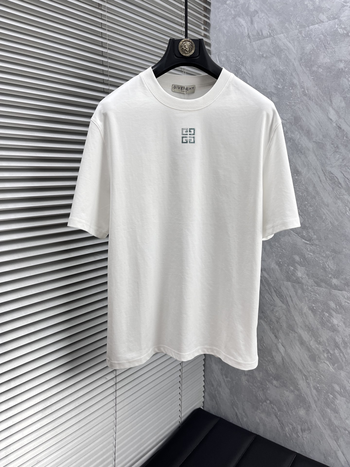 NO:433061,Givean's 2025 spring and summer new style first-time counter latest short-sleeved round-neck T-shirt, high-end customization, avant-garde and fashionable design!  Brand logo heavy craft design, high-end customized double mercerized fabric, soft feel, comfortable to wear, exquisite counter-level car line, fine workmanship, invincible and handsome upper body effect!  Must-have items for handsome men. Number of numbers M-3XL, given, T-shirt,tees, t-shirt,alexander wang19860909纪梵‘’2025春夏新款首发专柜最新款短袖圆领T恤 高端订制 设计前卫时尚！品牌logo重工艺设计 高端定制双丝光面料.手感柔软.穿着舒适.专柜级别精致车线.做工精细.上身效果无敌帅气！型男必备单品 码数 M-3XL,,givenchy,T-shirt,tees，t-shirt,alexander wang,Men's clothing