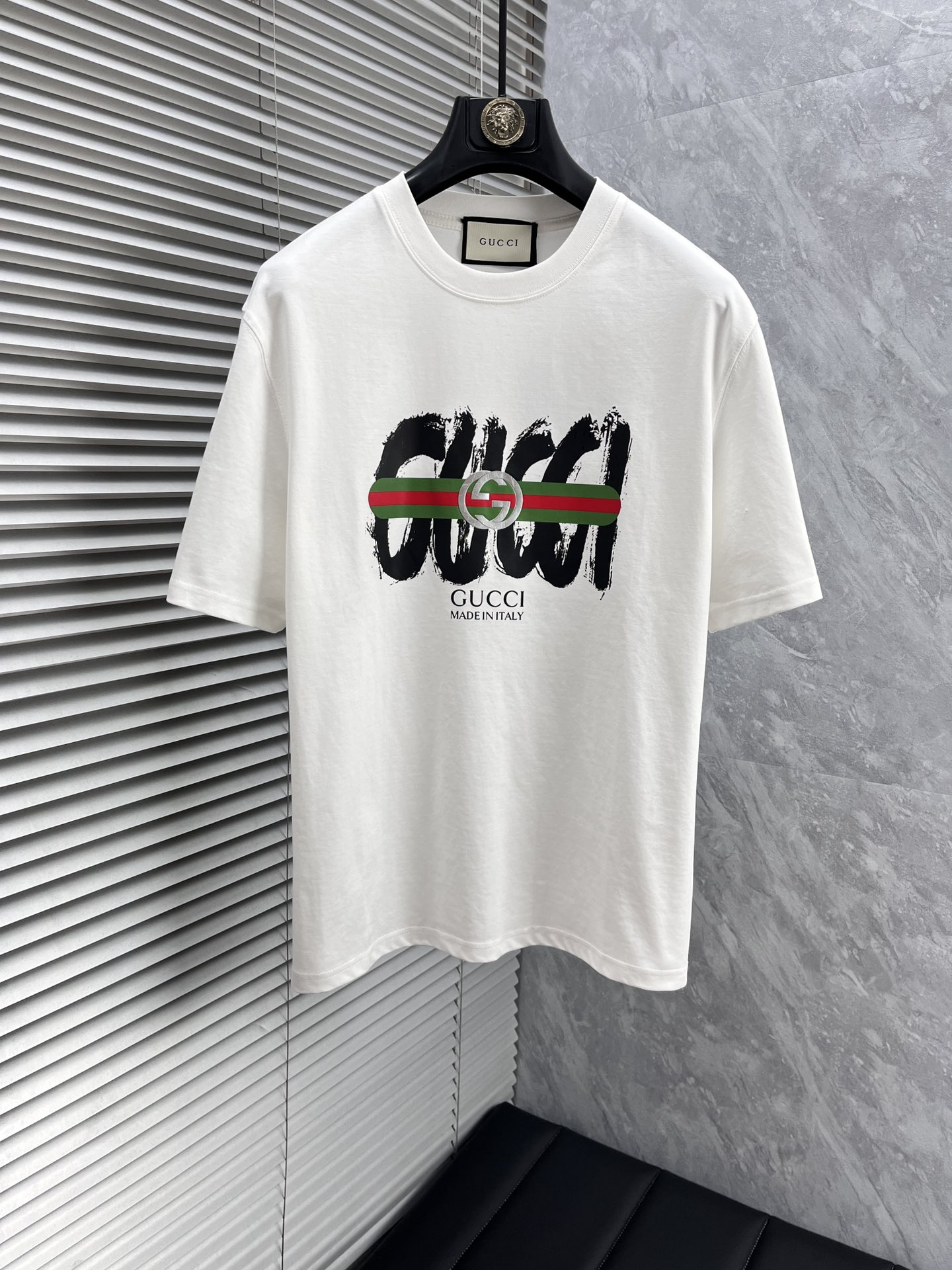 NO:433067,GU'’’2025 spring and summer new style first-time counter latest short-sleeved round-neck T-shirt, high-end customization, avant-garde and fashionable design!  Brand logo heavy craft design, high-end customized double mercerized fabric, soft feel, comfortable to wear, exquisite counter-level car line, fine workmanship, invincible and handsome upper body effect!  Must-have items for handsome men: M-3XL, T-shirt,tees, t-shirt,alexander wang19860909GU‘’2025春夏新款首发专柜最新款短袖圆领T恤 高端订制 设计前卫时尚！品牌logo重工艺设计 高端定制双丝光面料.手感柔软.穿着舒适.专柜级别精致车线.做工精细.上身效果无敌帅气！型男必备单品 码数 M-3XL,,T-shirt,tees，t-shirt,alexander wang,Men's clothing