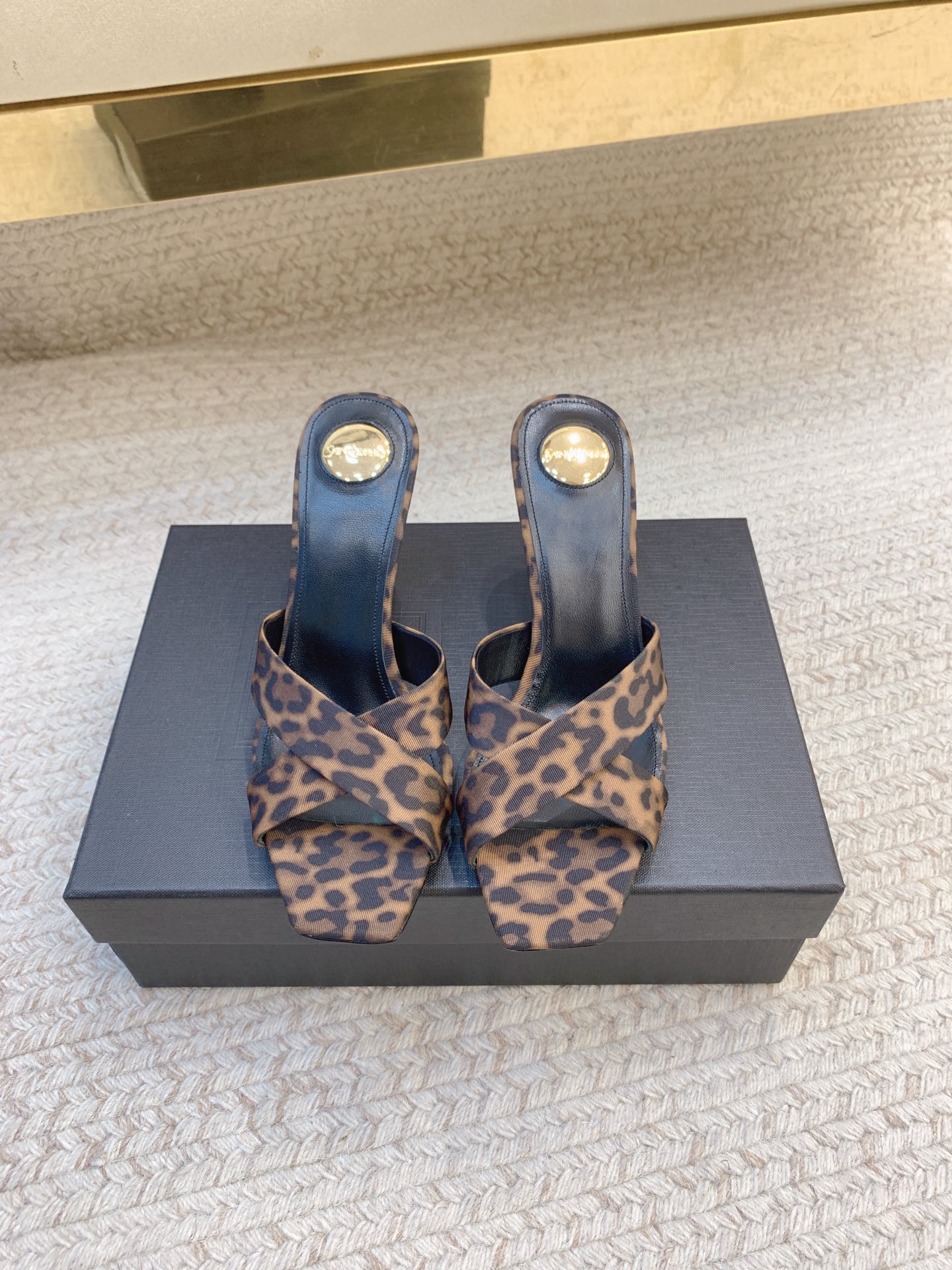 NO:928277,SANIN* LAUREN* silk surface square toe slippers, original last, top quality material, upper imported custom silk surface, lining imported sheepskin lining, outsole, genuine leather, heel height 8.5cm, size 35-39 (40.41.42 non-refundable, non-exchangeable), high heels, high heels, slippers, sheepskin, real silk, Leather soles19860909SANIN* LAUREN*真丝面方头拖鞋 原版套楦 顶级品质 材质 鞋面进口定制真丝面 内里进口羊皮里 大底真皮大底 跟高8.5cm 码数35-39（40.41.42不退不换）,高跟鞋,high heels,slippers,sheepskin,real silk,Leather soles,Women's Shoes